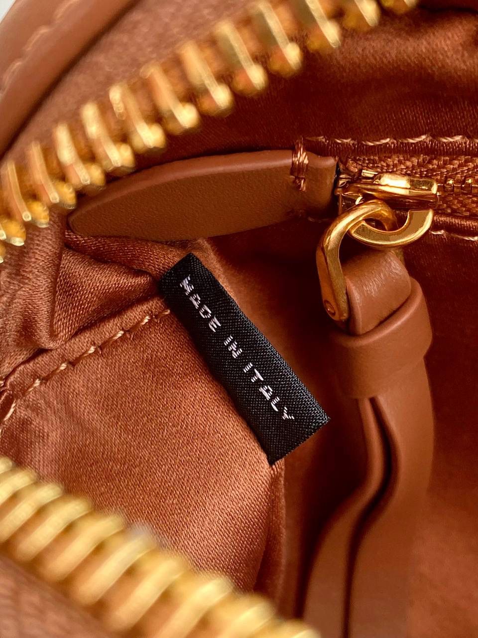 🈶焦糖小号， 𝗠𝗶𝘂𝗠𝗶𝘂保龄球，大爆款 这只太火了！贯穿了我所有的OOTD 又乖又奶又酷简直要焊在身上的程度！ 想要一只包搭子，必须得是你啊！！ 拎着它出现，姐妹绝对夸你很会买 是反复心动的小情包啊，时髦感爆表了 手拎斜挎都可以，大小号日常都刚好 霸占了整个时尚圈的当红辣子鸡 真的不够卖不够卖啊啊啊 小号：10.5×22×7.5cm，#F0011m 大号：27x12x9cm