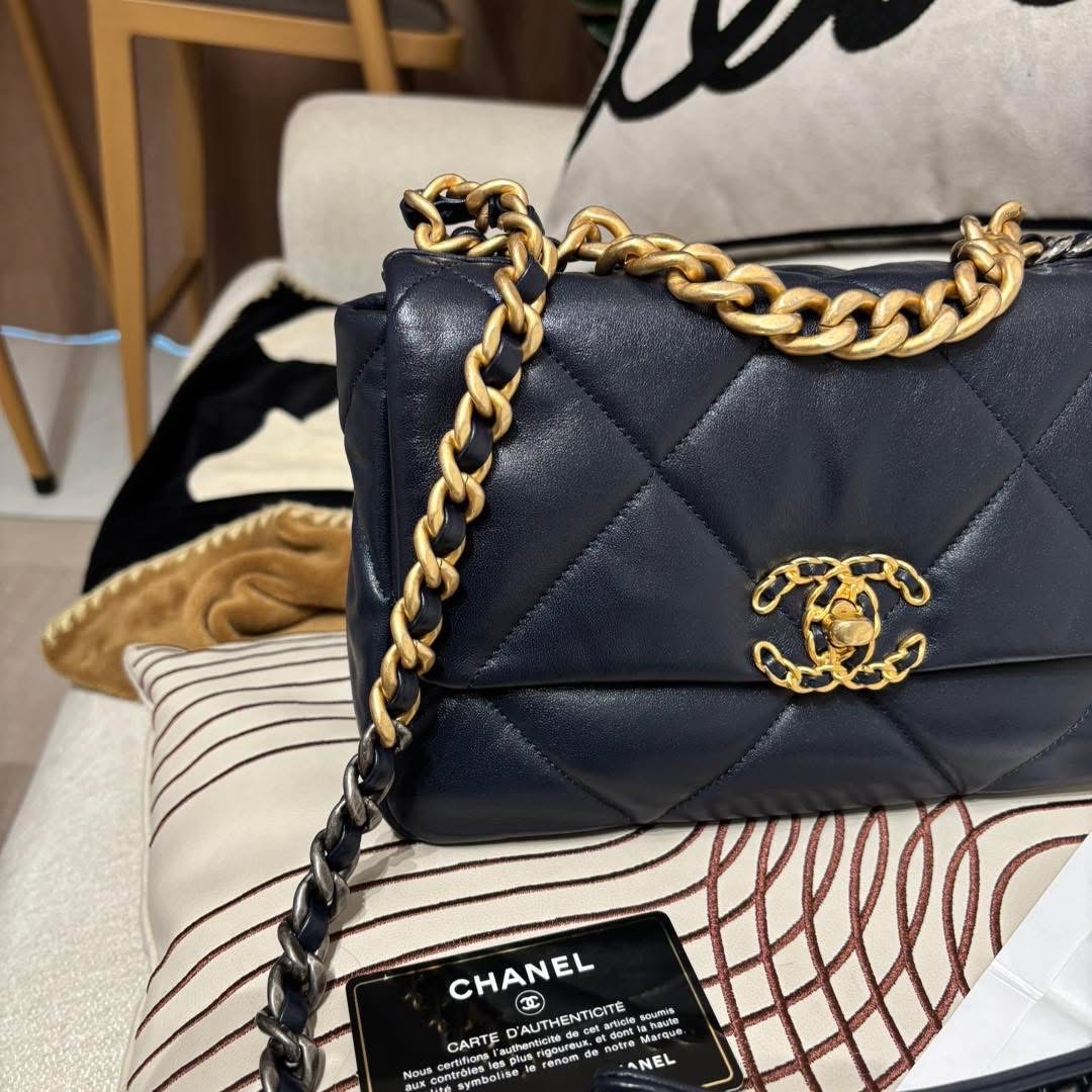 Chanel 19 small navy 26cm AS1160 100%Authentic,98%new  ✅專門店收據✅card✅dust bag✅box