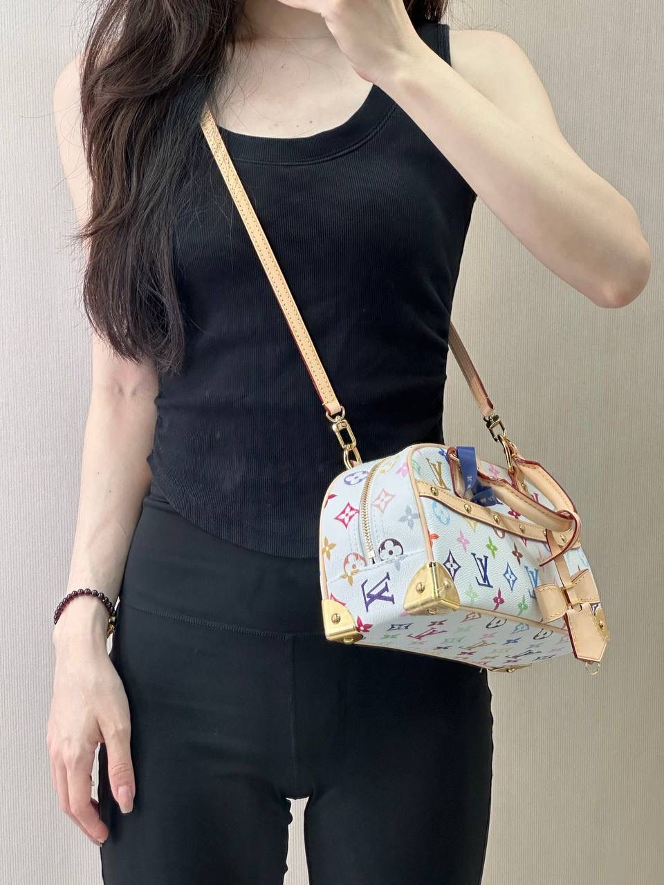 LV&村上隆 白三彩 保龄球包👜✨ 保龄球的热度不用多说吧，而且驴的保龄球是独树一帜，不是那种方方正正的，有弧度的设计更有feel～白三彩这波热度一定会持续下去，确实有那种一眼就想入的冲动，万千宠爱于一生，对于拥有了众多老花的你来说，白三彩一定要有一只～🌈🌼