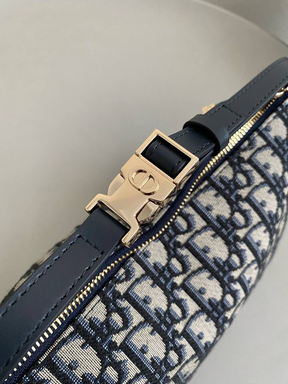 🈶老花蓝中号（配肩带） 𝗗𝗜𝗢𝗥 𝗡𝗼𝗺𝗮𝗱手提包/饭盒包🍱 又一重磅推荐了！近几年的饭盒包大火！ 各个品牌都有推出过，简直谁用谁可爱啊 复古老花帆布材质，随意揉捏不变形 日常通勤，出差当化妆包也是非常可以 我更爱它的金属插扣太高级，绝杀细节控 22×13×9.5cm #6801m