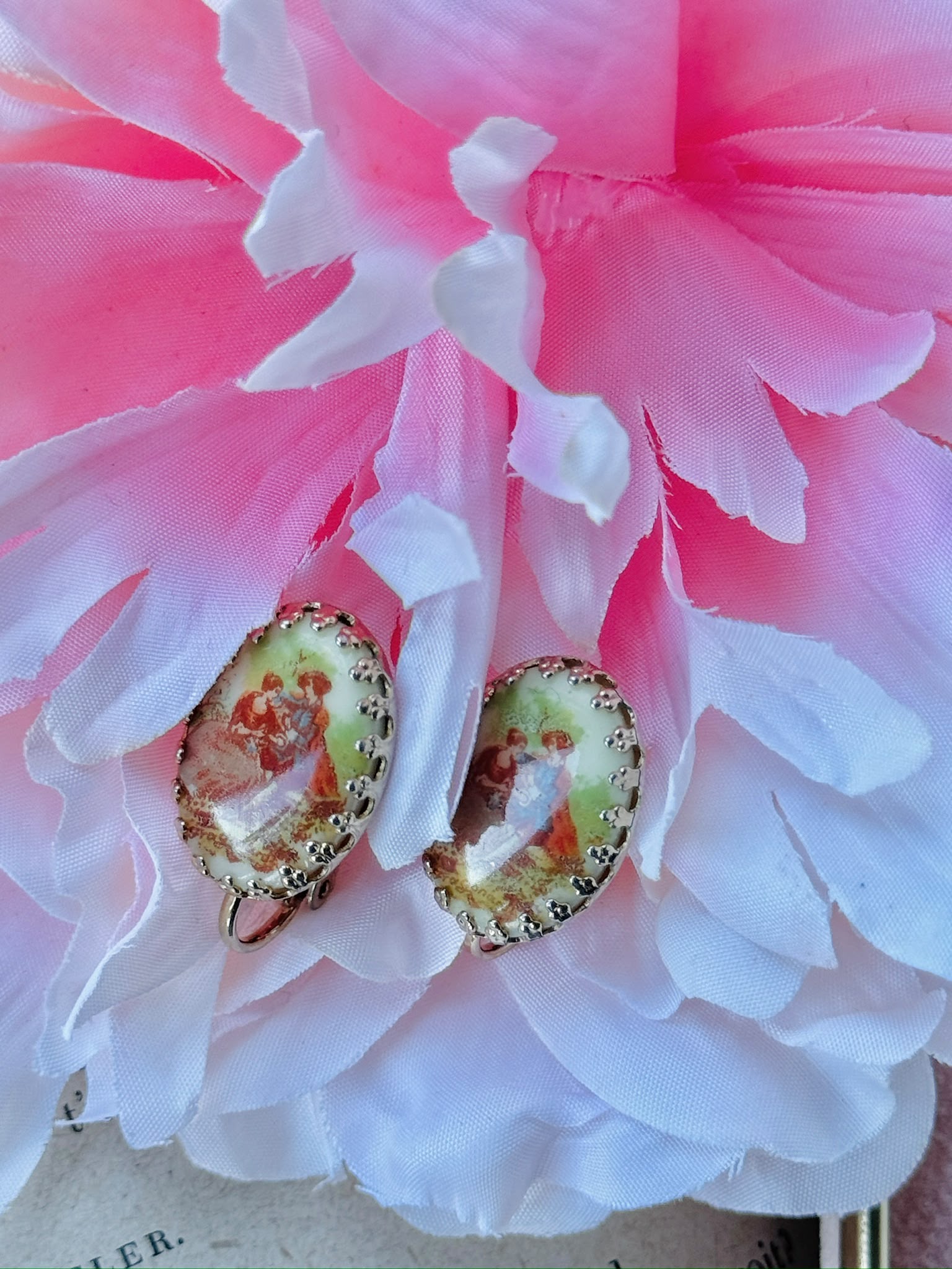Vintager C.a. 1970s Courting Couple Clip Earrings (MT2644)