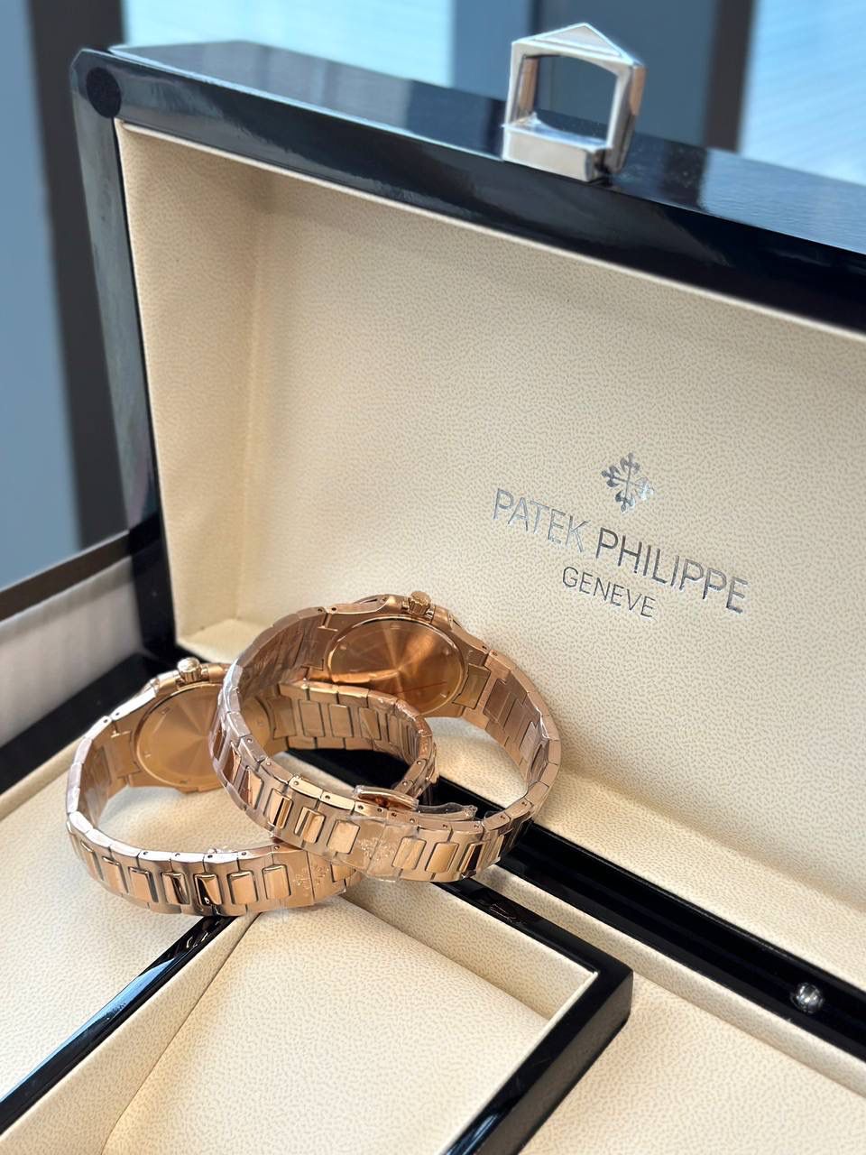 百达翡丽【最薄版本】夏日将至，轻薄凉爽 重金打造天花板PP鹦鹉螺7010系列！😍💯 原版尺寸：32mm直径，6.9mm厚度。搭载瑞士进口石英机芯。此款鹦鹉螺女款不仅拥有男表的优雅运动风格，还增加了几分柔美、使得女装腕表更加个性时尚，也是当下最热门的PP女士腕表之一！表壳316精钢镶钻46颗明亮式奥宝水钻，6.9厚度真正做到薄如蝉翼，整表真空颅内白金及玫瑰金双色任选，带来非凡触感与视觉享受，呈现璀璨光泽！