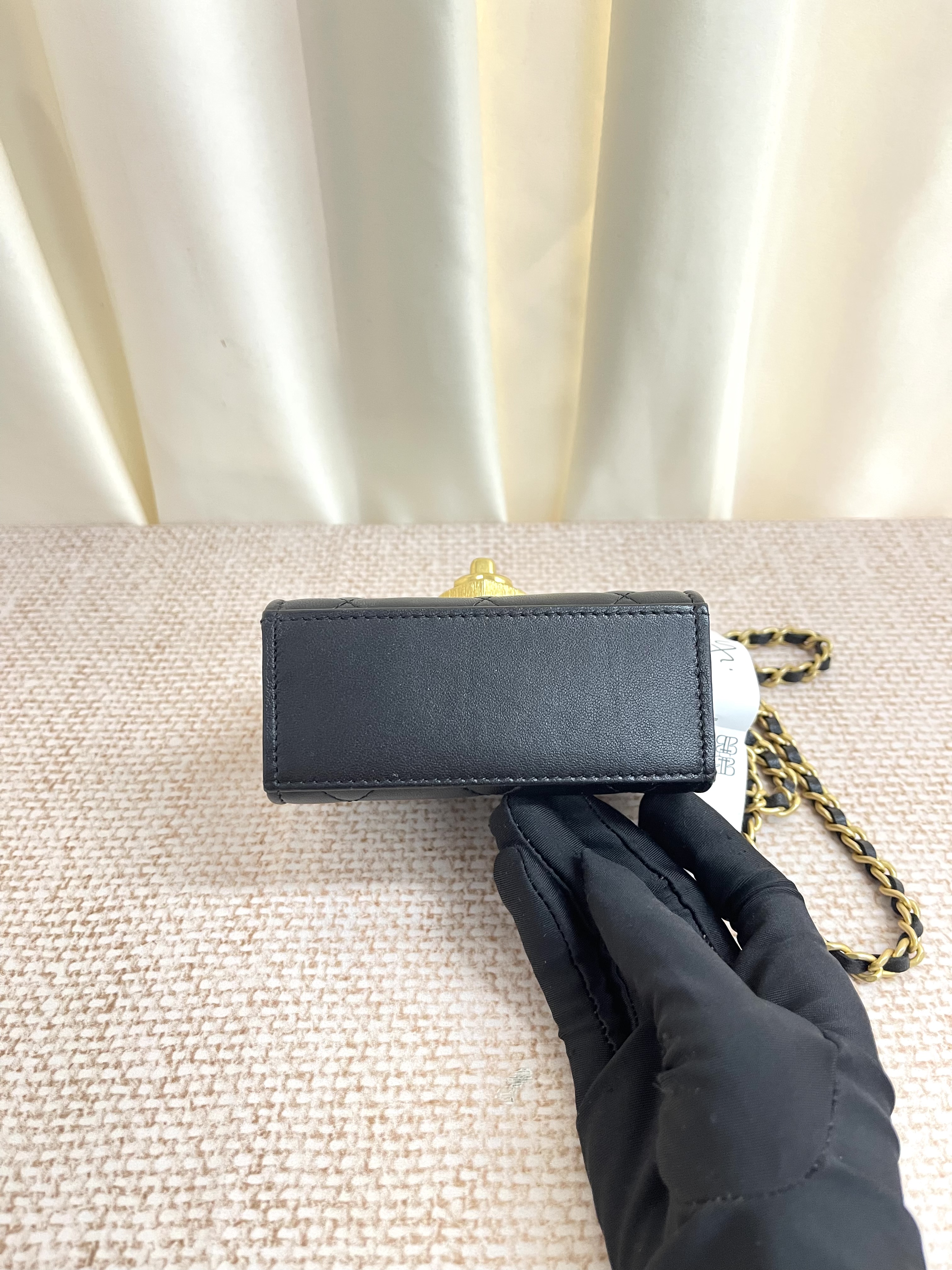 Pre-owned Chanel Heart WOC/ Product Code: 26032101