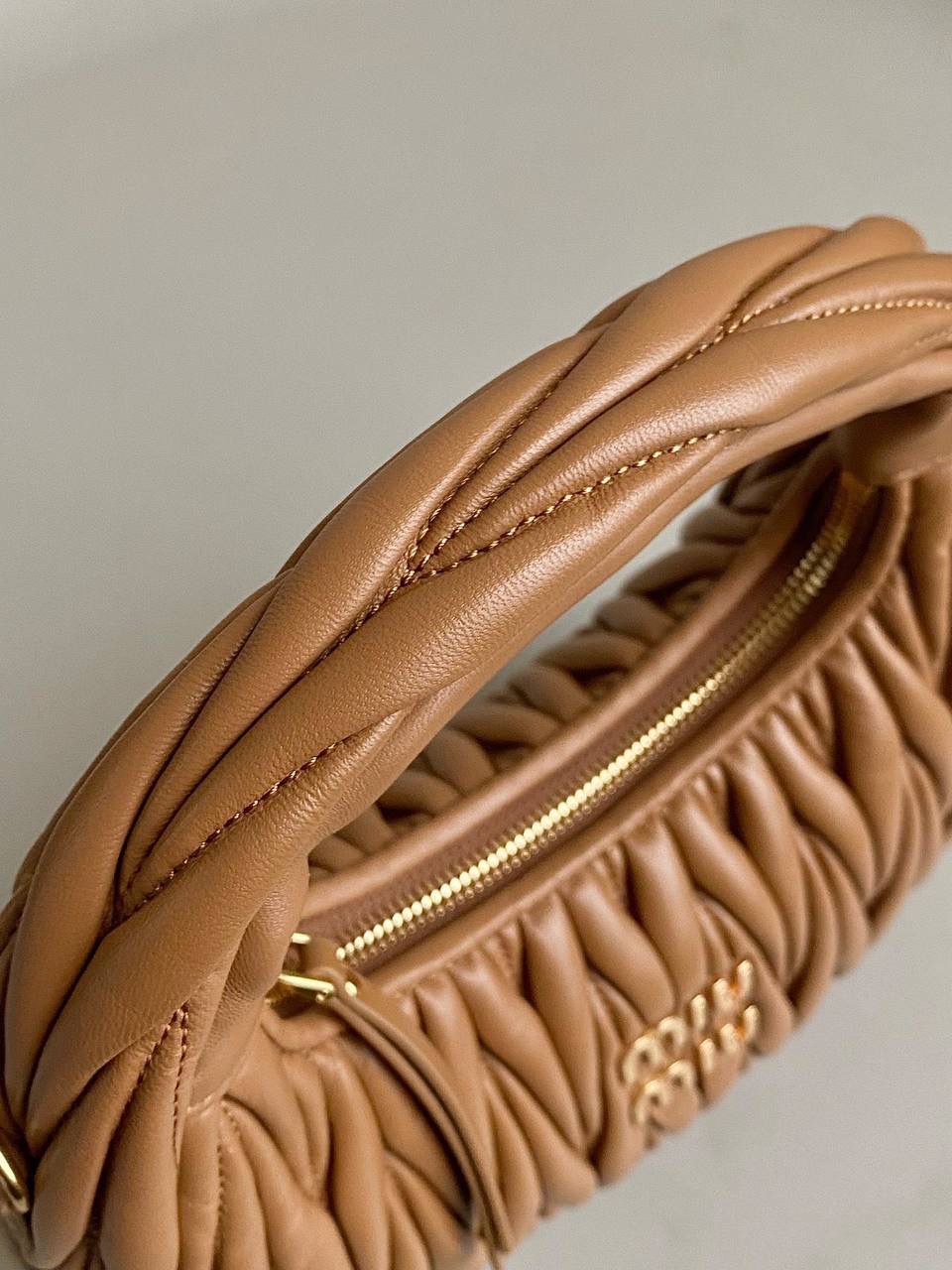 🈶焦糖小号 𝗠𝗶𝘂𝗠𝗶𝘂 𝗪𝗮𝗻𝗱𝗲𝗿 𝗛𝗼𝗯𝗼褶皱腋下 火爆全网都不用多说，人手一只的程度 我们用的是进口小羊皮！非国产皮料 肉眼可见的细腻，软软糯糯触感非常好！ 他家经典独特的褶皱工艺，是要有一定厚度 底料太薄了都做不出它的饱满和弹性 更不是市场通货干瘪瘪的褶皱，实在太假 我们新合作的老师傅在这细节上扣的很认真 一缕一折都有zp的神韵，且做到对版！！ 追求高品质的来 小号：17×20×6cm，#F0013m 中号：18x25x7cm