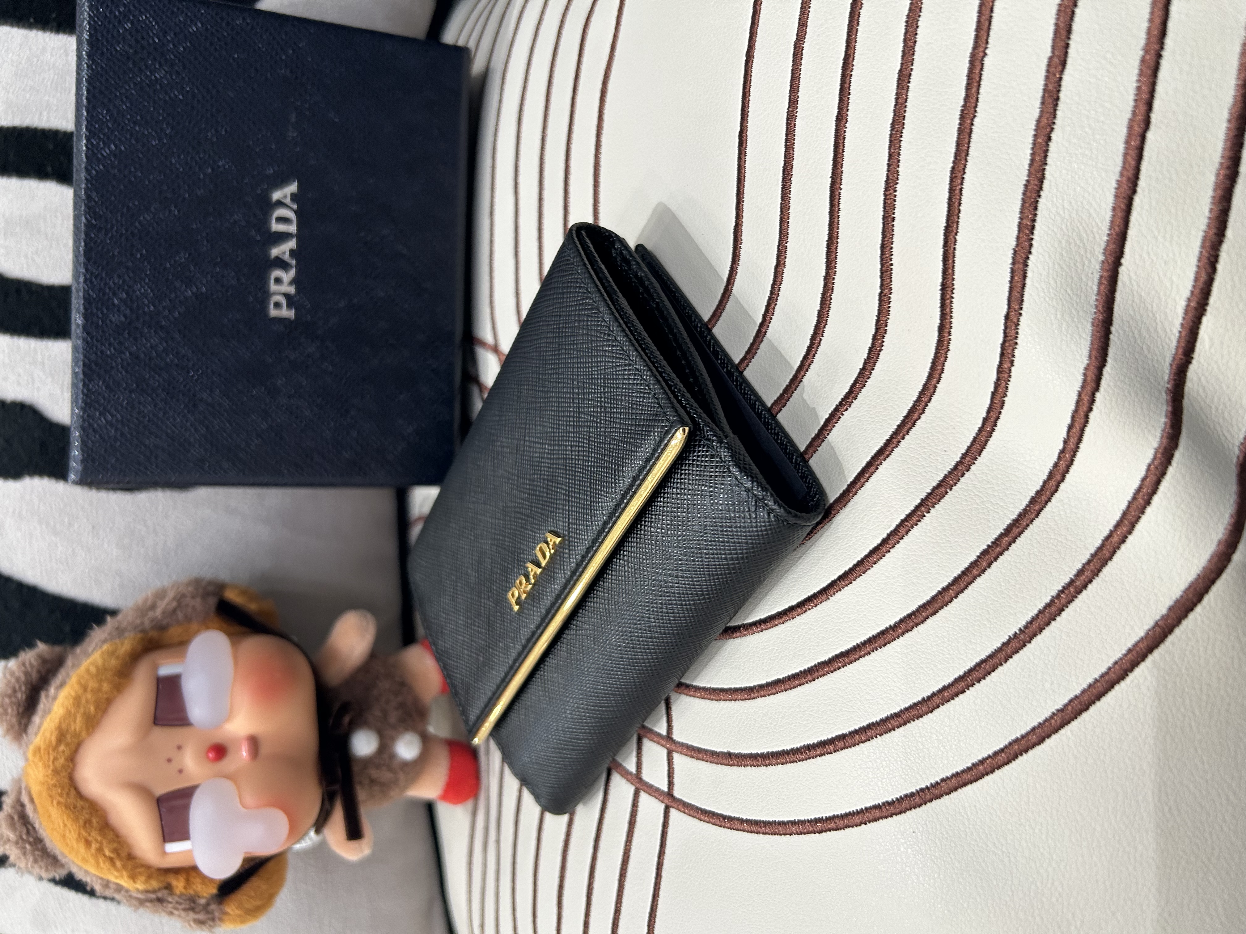 Prada wallet 黑色十字牛皮 100%Authentic ,98%new ✅box