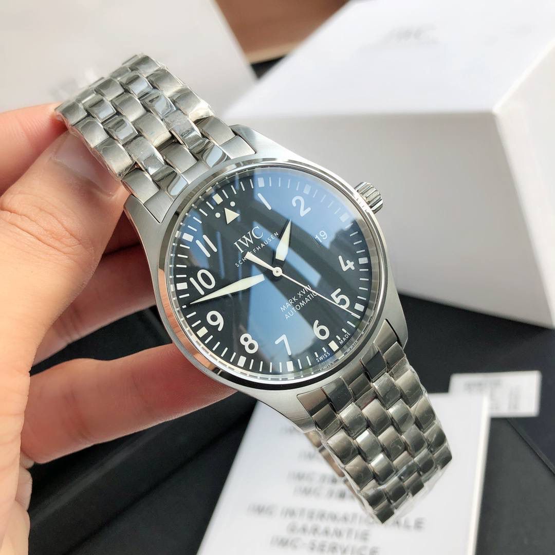 硬货首发，市场独家！IW327015，316L精钢材质，非凡工艺，让小厂知难而退！万国飞行员马克十八传承腕表，采用原装瑞士ETA王牌机芯，40mm表径，全数字刻度超强夜光，双面防反光凸状蓝宝石玻璃表镜。原版1比1开模钢带，在很多细节的把控上都已达到行业顶级，且多项可为标杆，整表细节一丝不苟。 原装价格4W多，一般人均可轻松驾驭，此款万国飞行员腕表视为万国经典款型，任何场景着装均适合佩戴，可谓百搭神器。全套包装出货