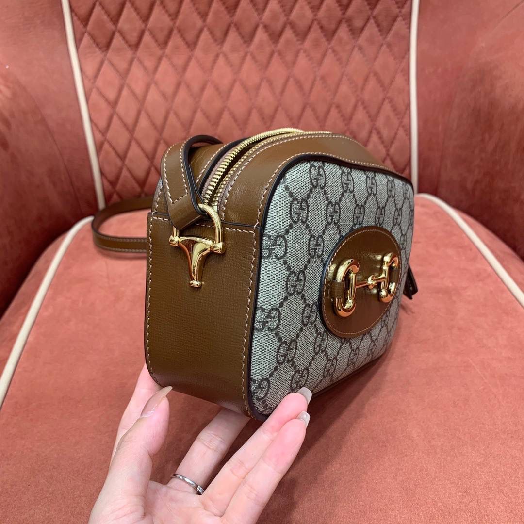 吐司🍞大爆款🔥 再来一组细节图；以表达我对他的强烈爱意，哈哈哈哈哈哈！Gucc1 horsebit 吐司包🍞(顶级原皮) 啊啊啊啊啊！！超级无敌大爆款！这应该就是我心目中的白月光， 实物是那种看到不需要犹豫马上就会买的， 相机包很多款，目前为止这个是我心目中的top 马衔扣元素和这个面料一直是我最爱的搭配设计 只是没有想到做成相机包可以这么可爱有趣 简简单单的造型却如此耐看且有那么一点高级感 跟其他相机包完全不一样！！反正这个我一拿到我就很爱很爱很爱！这个你们都可以入，必定会成为经典款！ 型号760196；尺寸20/13/6cm