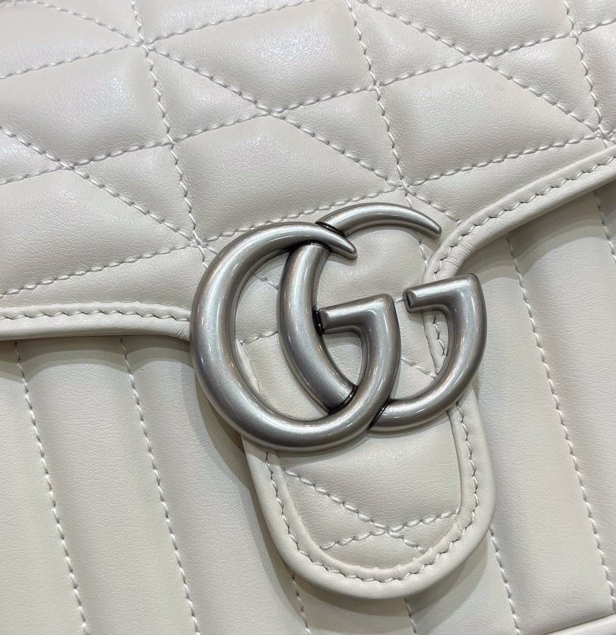 ✈️✈️✈️🔥𝙈𝙖𝙧𝙢𝙤𝙣𝙩 菱格原厂皮# ▫️型号583571 ▫️尺寸 21*15.5*8cm G家新款系竖菱格主题，焕新演绎经典造型，选用原厂牛皮材质，饰带银灰色双G，可拆卸金属链肩带设计，可令手提包轻松转换成肩背包，打造多种携带选择。