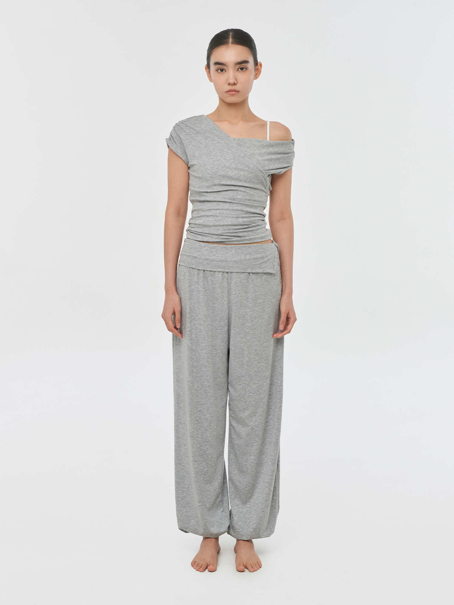 預購_Satva Unbalanced Off-Shoulder T-shirt by Conch