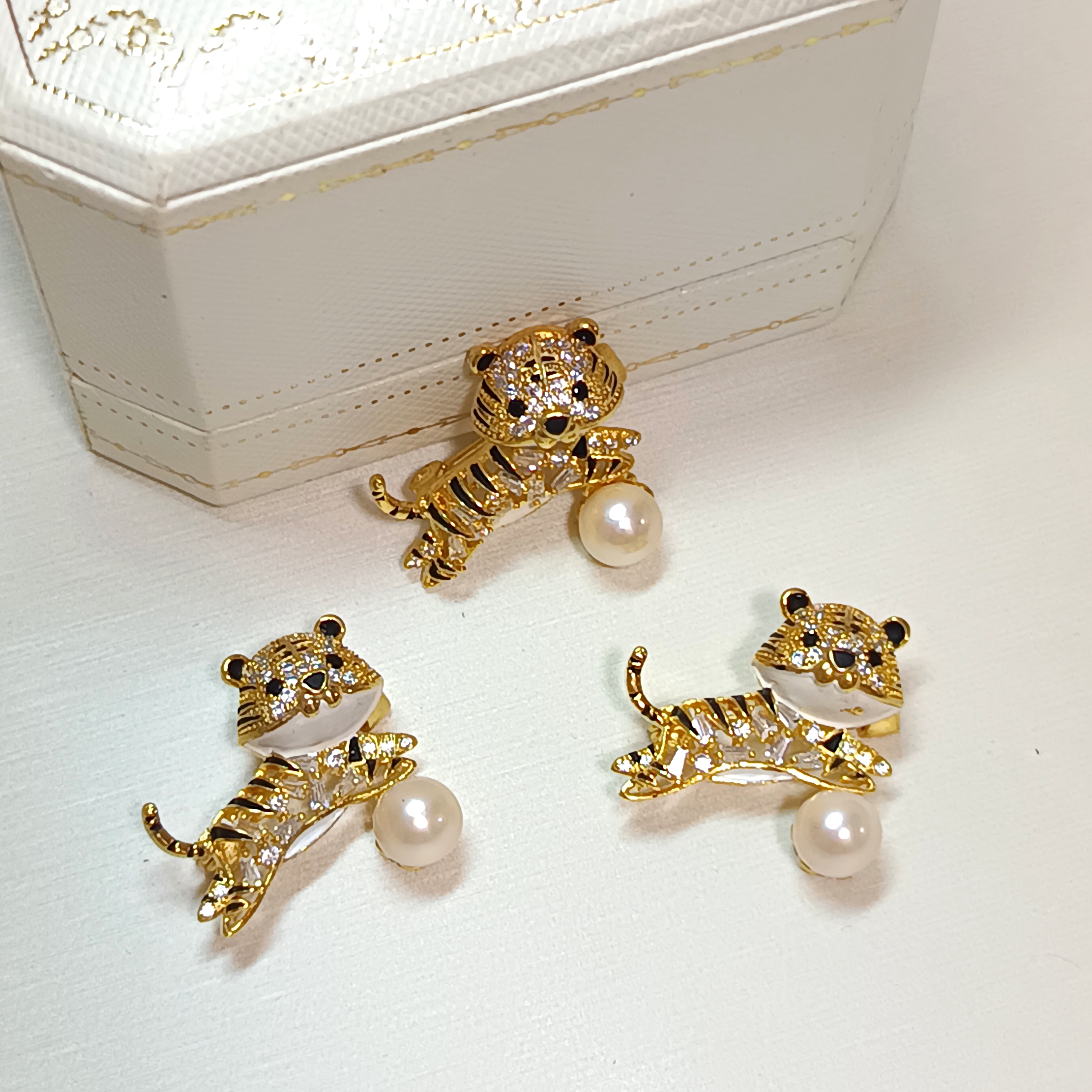 特價品‼️近正圓強光日本akoya 海水珍珠小萌虎胸花