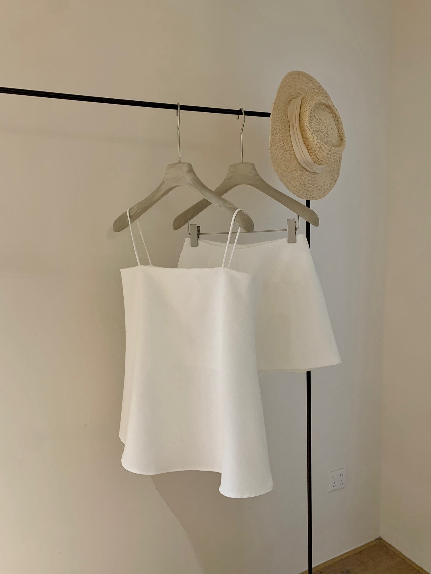 Maya Top + Short Sets 法式高级感吊带上衣+短裤套装 ( 2 Colours )