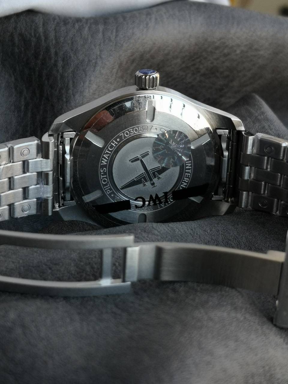 IWC万国表飞行员系列IW328202腕表，精钢表壳表链，黑色表盘，搭载2892型自动机械机芯，40毫米。