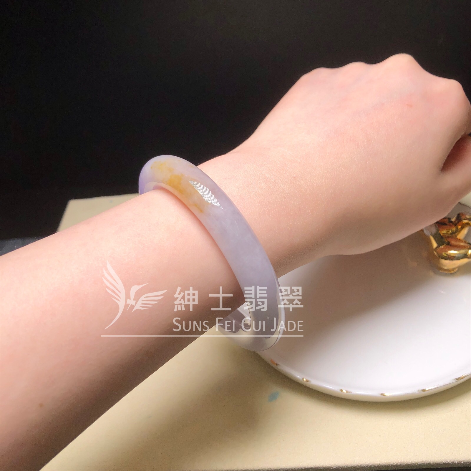 C05968 木那姐堆帶翡色圓鐲56.6mm