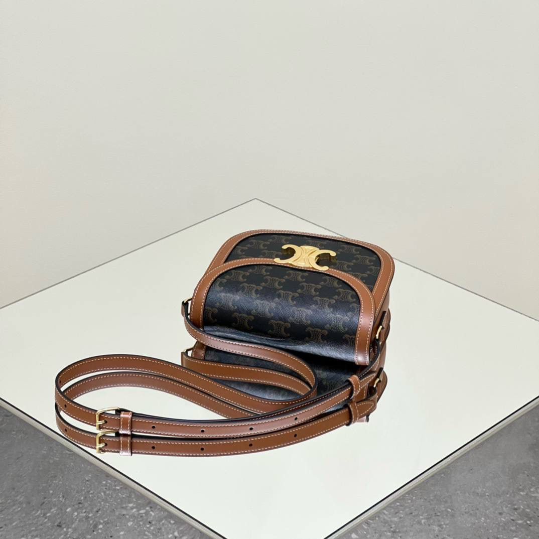 🔥大货实拍图 𝗖𝗘𝗟𝗜𝗡𝗘 ♥ 𝗧𝗘𝗘𝗡 𝗕𝗘𝗦𝗔𝗖𝗘肩带马鞍 型号：110962 尺寸：18.5*16*6cm 𝑪𝒆𝒍𝒊𝒏𝒆老花颜值一直在线，年轻耐看不显老气，虽然是老生常谈的配色，但𝑻𝒆𝒆𝒏 𝑩𝒆𝒔𝒂𝒄𝒆马鞍包这个包型搭配老花配色真的有被惊艳到，本身圆圆包型弧度设计就更活泼可爱，棕色系更加学院风的感觉，超级适合搭配西装 风衣 大衣 或者夏天搭配长裙！