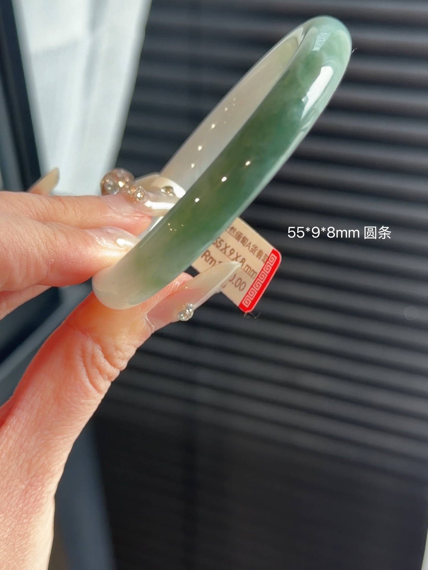 ✨ 马来西亚现货 ✨精品手镯 · 实物更美55圆条 半山水翡翠手镯 💎 尺寸圈口：55mm ｜ 宽度：9mm ｜ 厚度：8mm💰Rm1880.00 (有纹不扣)📄 附权威证书🕊 支持鉴赏期🌍 全球配送喜欢的宝宝欢迎 DM 💌先到先得，不留#马来西亚翡翠 #怡保 #吉隆坡 #新山 #新加坡