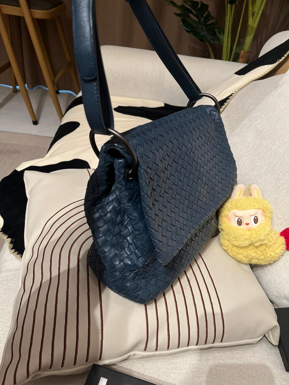 Bottega Veneta BV Shoulder Bag 深藍色小羊皮 100%Authentic, 95%new ✅dust bag