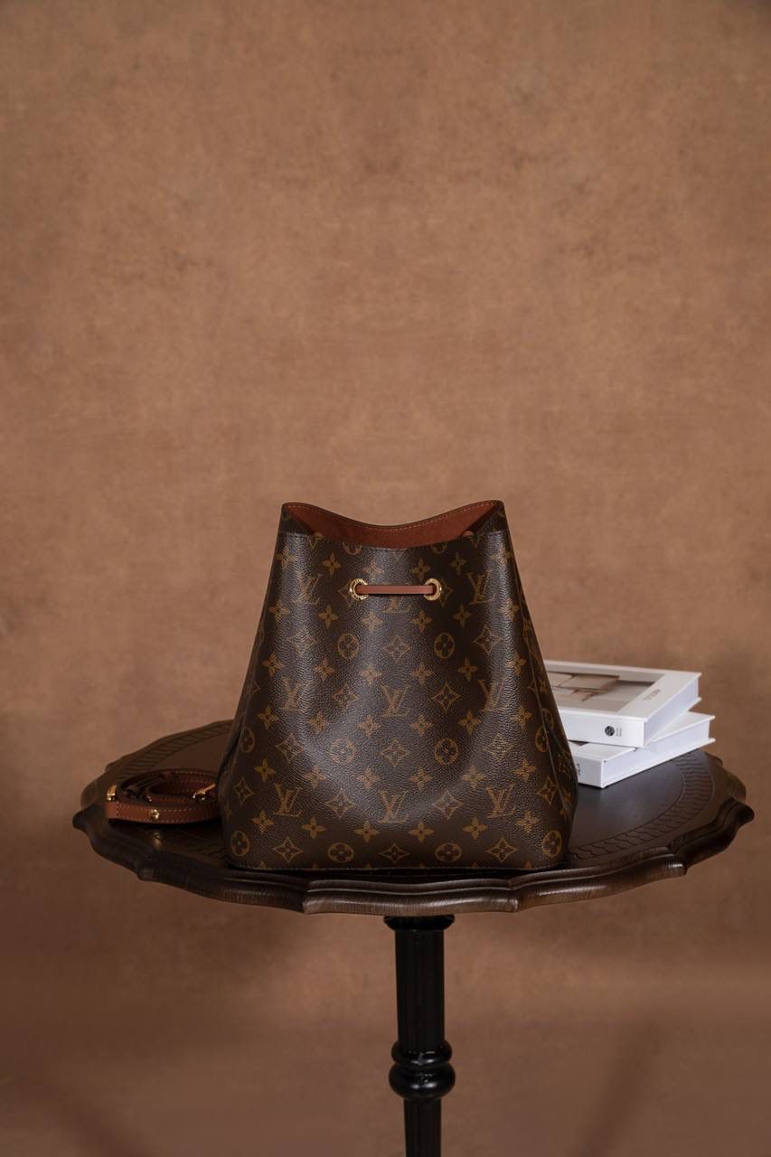 LV NÉONOÉ 水桶包 👜✨ 这款真的是经典中的经典，很多人第一只 LV 都选它！！ Size：26 × 26 × 17.5 cm，容量很可以，日常东西统统装得下～ 水桶包原型来自 1932 年的香槟袋， 经典又耐看，不分年纪，背起来都很有感觉。 又能装、又好搭，休闲穿、正式穿都 OK， 属于那种越背越喜欢、怎么都不会过时的款 💖