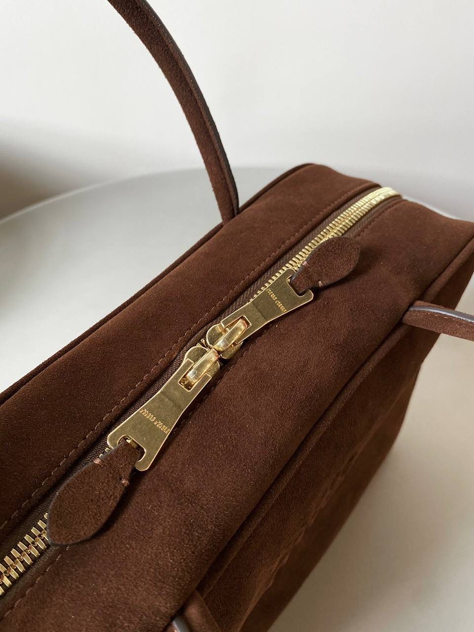 🈶可可棕 𝗠𝗶𝘂𝗠𝗶𝘂24秋冬公文包 今年棕麂皮系列大人气啊！ 深深的巧克力色，满满秋冬味儿～ 绒面皮每年都会有，但是！！今年这股风刮的特别猛 从秀场到ins博主穿搭，或者线上门店 几乎都有麂皮元素！ 西装款 夹克 风衣 鞋子 包括包包等 延续去年美拉德色系的颜色， 今年的颜色各种各样，有深有浅 但我唯爱咱miu家的这个巧棕色 绝对秋冬氛围感里，最“增质感”的时髦单品！ 23×34×10cm #F0020m