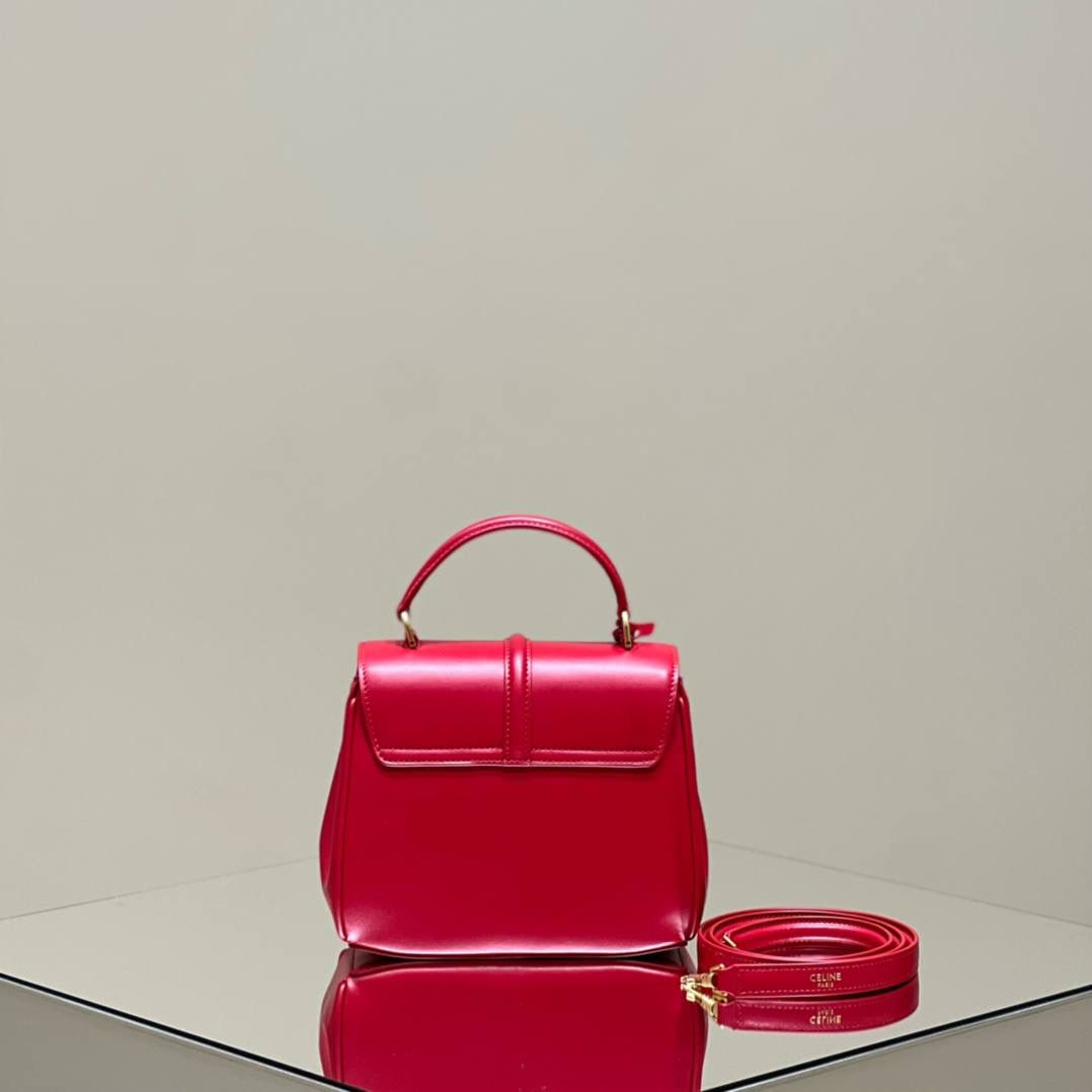 🔥大货实拍图 𝗖𝗘𝗟𝗜𝗡𝗘 ♥️ 𝟭𝟲迷你手袋 型号：197983 尺寸：17.5*14*7cm 𝑪𝒆𝒍𝒊𝒏𝒆经典百搭的16系列～爱了爱了😘缎面牛皮搭配金色扣子和锁头，高级感复古感十足～斜挎手提都很有态度！