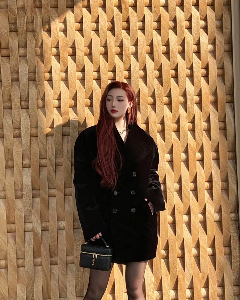 ys1 mini gaby vanity手提小盒子 黑色🤍 小可爱来袭，嘿嘿嘿 他们家不只是大包精彩 小包设计得也很出彩 它是有点箱包的设计 像个化妆包，也像小废包 但是它一点都不"废"哦 容量超级优秀，放手机📱正正好 这个包难做的是它的菱格的蓬度 不能完全平整，也不能像小香那样的蓬 微微鼓起的内托最难做 就是所谓的"肉感" 小羊皮的细腻程度也是和zp一样的 市场上你们可以去对比这只包的做法 整只包的灵魂我们是研究透了的！😍💕 18×11×6.5cm766731m