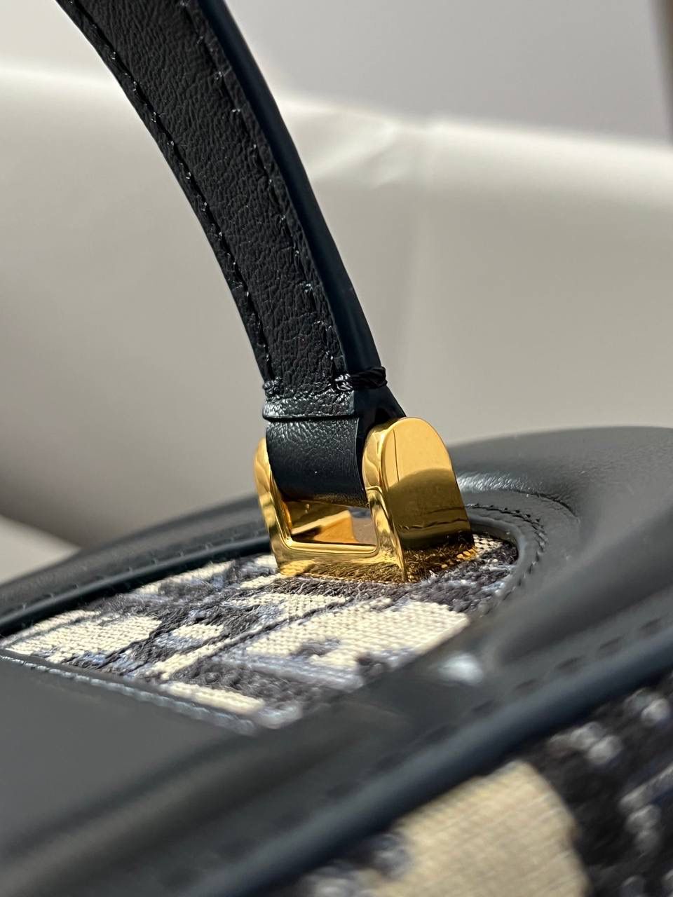 实拍实拍 💕 小号 CD SIGNATURE VANITY 手袋蓝色 Oblique 印花 独家渠道货 独家CD渠道货化妆包最新款上新 尺寸：16 x 11 x 9.5 厘米 独家实物手机版本实拍 需要实拍的看这里✨