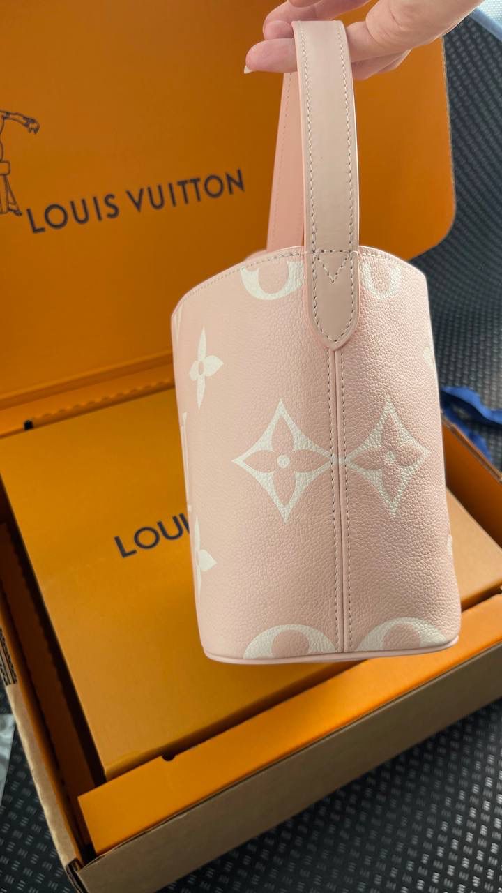 LV ALL IN BB粉色👜✨ 来看包型的变化 自身的功能真的非常吸引人！ 首先包包自身本来就有4种的形态随你变换！！ 蝴蝶结你想放在哪儿都能给你设计明白，allin就是容量足够大，出门旅行你想拿什么都能给你装好！！ 简单的水桶包型，把包身两侧的挂钩连起来，还可以 get一只“菜篮子” 前后再捏起来，它还可以变成一只可爱的小福袋， 真的好神奇！😍😍