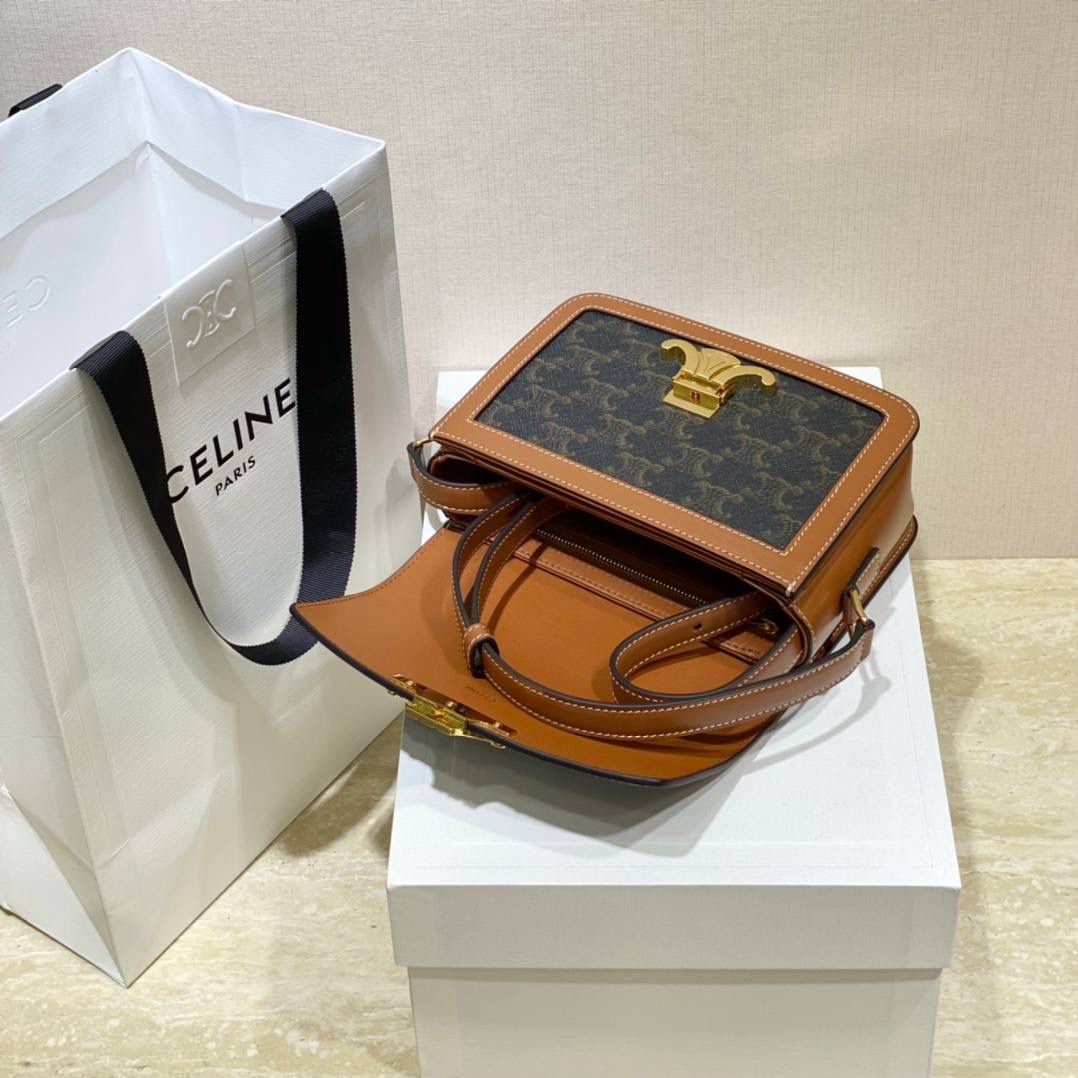 🔥大货实拍图 𝗖𝗘𝗟𝗜𝗡𝗘 ♥ 𝗧𝗥𝗜𝗢𝗠𝗣𝗛𝗘 𝗧𝗘𝗘𝗡 𝗕𝗢𝗫小号 在原来的锁扣上加了CELINE首字母凯旋门扣，完完整整的巴黎血液注入啊！将复古元素与品牌一向拿手的利落线条相结合，气质 高贵！ 型号：188882 小号尺寸：18.5*14*6cm