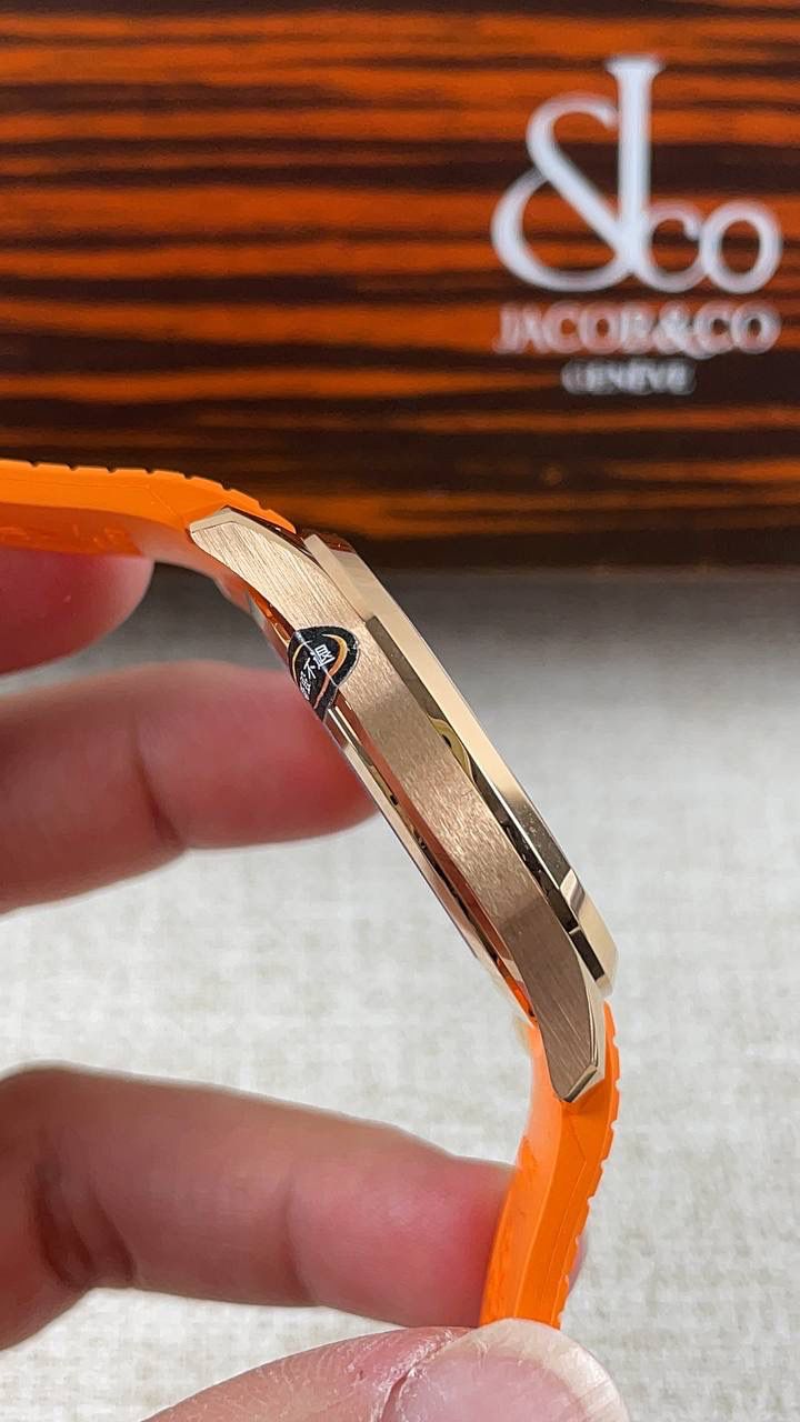 🌐百达翡丽AQUANAUT系列5167R-001腕表，红金表壳搭配橙色天然橡胶表带，深棕色表盘，搭载Cal.324 S C型自动机械机芯（编码26-330），40毫米。🌐