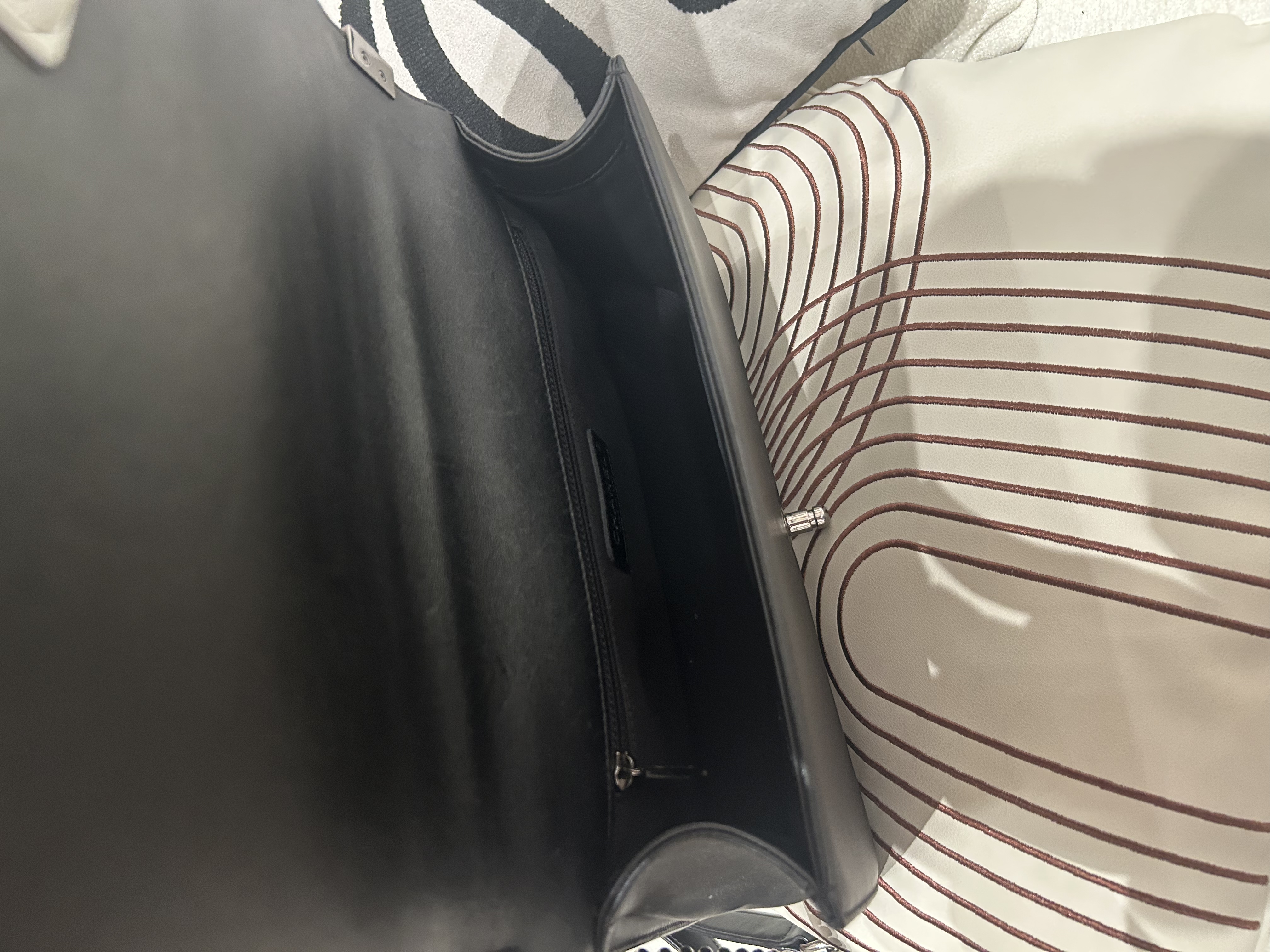 Chanel boy Chanel 28cm黑色牛皮銀扣  100%Authentic ,95%new ✅26CARD✅塵袋✅盒 