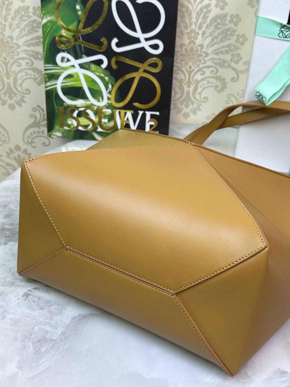 *𝐏𝐮𝐳𝐳𝐥𝐞 𝐅𝐨𝐥𝐝折叠手袋👜*（暖沙黄） ——全新【𝗡𝗘𝗪】升级‼️ 延续经典𝙋𝙪𝙯𝙯𝙡𝙚的标志性几何裁剪设计，新晋顶流🅰️𝙋𝙪𝙯𝙯𝙡𝙚 𝙁𝙤𝙡𝙚 𝙏𝙤𝙩𝙚以折纸包为灵感，升级成🉑完全折叠‼️的结构，立体与平面任意切换，出差旅行🧳必备单品。小牛皮材质轻且柔软，𝐌𝐢𝐧𝐢尺寸搭配一条可拆卸式肩带，手提，肩背，斜挎多样化背法✨ 尺寸：𝟐𝟓.𝟓-𝟏𝟒.𝟓-𝟑𝟏.𝟓𝐜𝐦 款号：052316