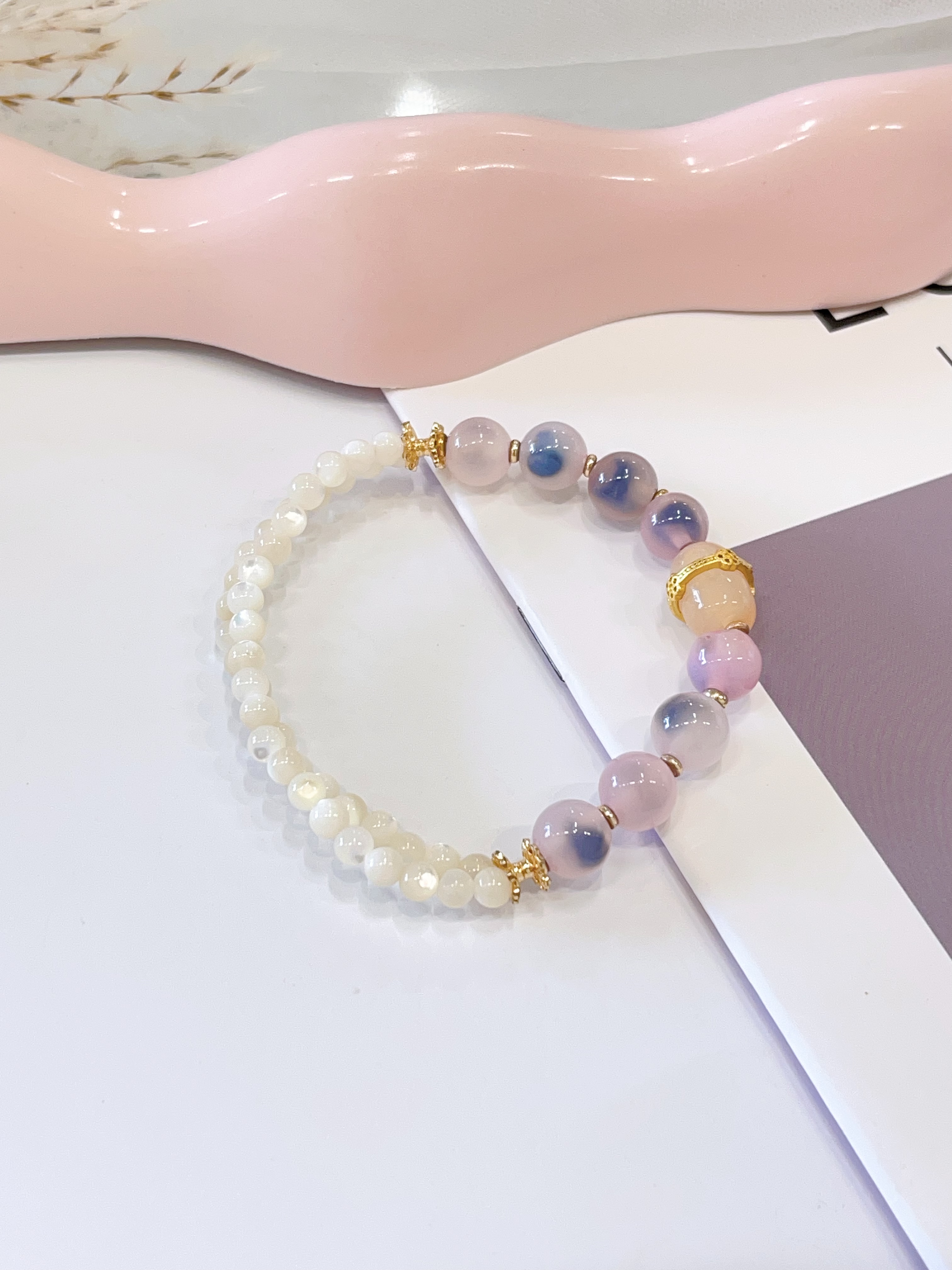🤍✨ 糖心玛瑙 × 双层白蝶贝交织手串 Candy Agate & Double-Layer Mother of Pearl 