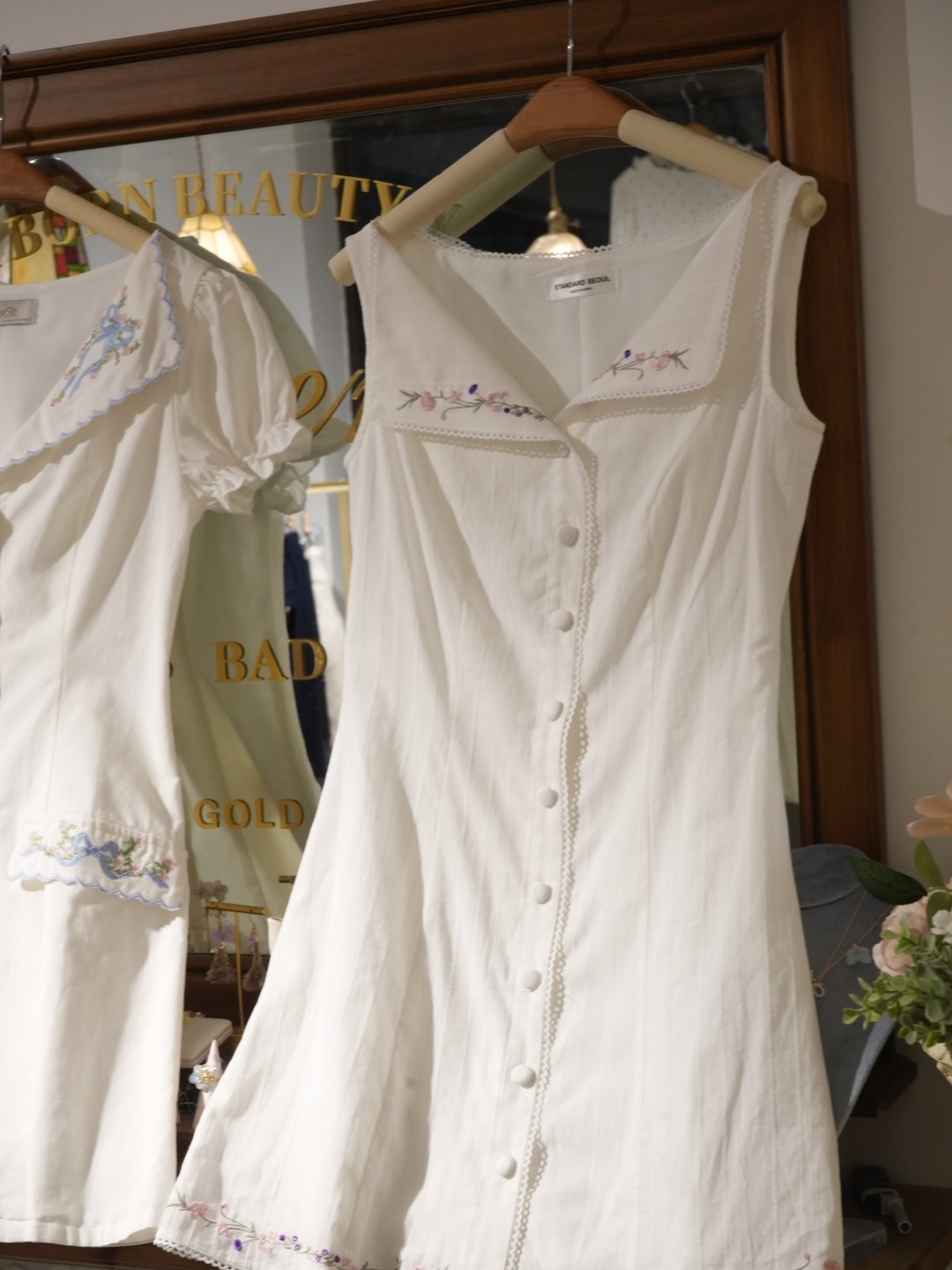 刺繡花短款連身裙