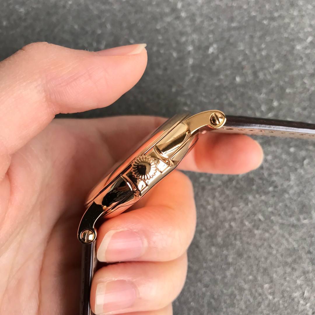 百达翡丽古典5153系列⚜️ 腕表尺寸38mmX10mm 1.表壳打磨：为了追求正品温润如玉的效果，ZF制表师精磨细造，慢工出细活。 2.防尘盖与壳体的衔接机制，有媲美带正品一样的清脆手感。 3.刻度和指针，采用最新的贵金属电镀工艺处理，效果更上一层楼。 4.“锅盖型”微凸蓝宝表镜，版型与正品一致，效果通透，辨时清晰。 5.贵金属钢印立体规范，清晰生动！ 【引领一体机时代】采用定制版Cal.324一体机——更薄，更稳，更像。最重要的是仿真度直线上升了。 【表带】经典意大利小牛皮表带，纹路清晰，质感好。搭配圈市面最顶级的百达翡丽灯笼表扣，通用原装无压力。