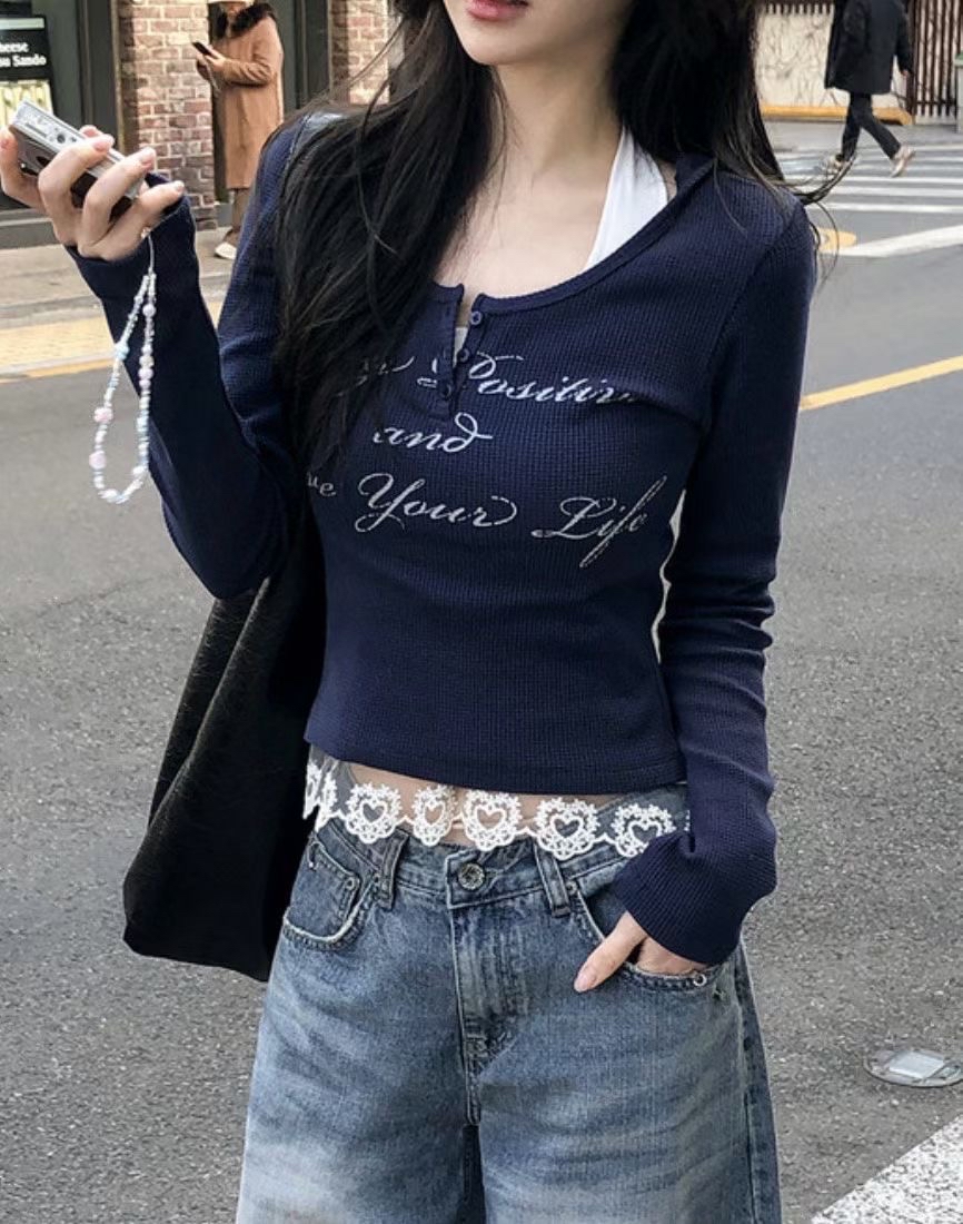 【 ♪行走的時尚女孩🖤隨性風～窩夫紋理質感！文字連帽修身上衣🕶️✨ 】Stay Positive Waffle Top(三色入)  