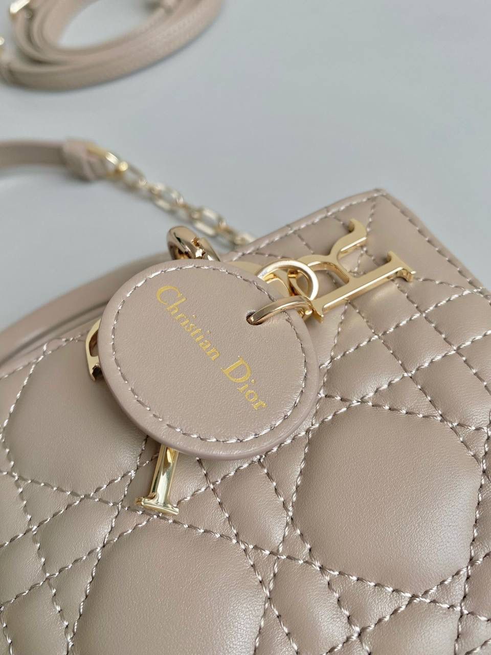 榛果超迷你🤎🤎 𝗗𝗶𝗼𝗿 𝗗-𝗝𝗼𝘆 𝗯𝗮𝗴羊皮，新色 时尚果然就是轮回，回归了一把中古戴妃 长方包形，短链条➕细长肩带直接封神！！ 复古时髦感超强，真是什么场合都可以把住 绝对是lady中的天花板了，强势出圈啦姐妹们😍🤩 17.5×10.5×6cm