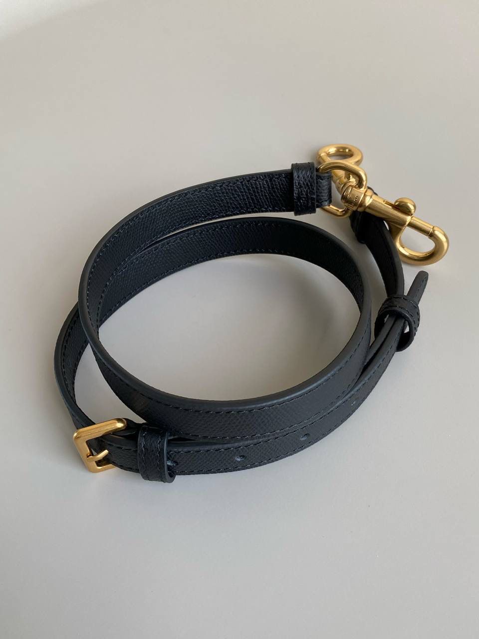 🈶掌纹黑大号（配肩带） 𝗖𝗗 𝗦𝗮𝗱𝗱𝗹𝗲 经典马鞍包 王者中的王者，地位不可撼动 席卷了整个时尚圈今年依旧火爆啊 这次新发售款推出自配备的细长肩带了！ 重点还是可拆卸可调节长度，爱惨！ 终于！不用再花钱去配搭，更是省下一笔 怎么能不冲！也再次把热度推向巅峰 大号：24×6×18cm，#8006m ⚠️肩带最长103cm，最短88.5cm 小号：17x5x15cm