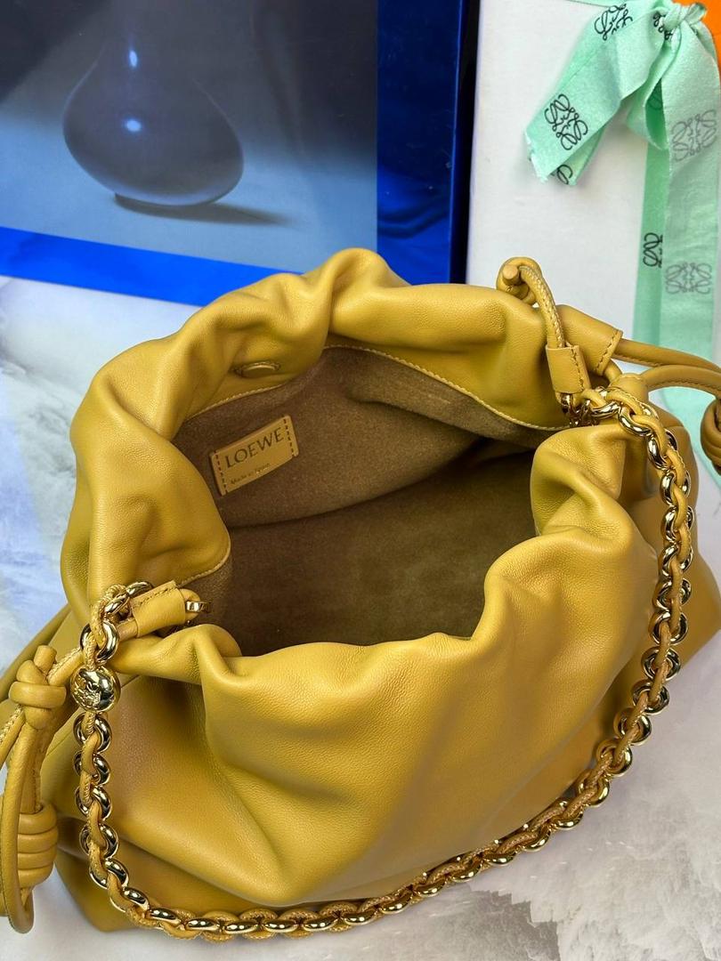 🎈中号链条款𝙁𝙡𝙖𝙢𝙚𝙣𝙘𝙤 𝙋𝙪𝙧𝙨𝙚羊皮 ——【沙漠黄】 尺寸：𝟯𝟬-𝟭𝟬.𝟓-𝟮𝟬𝐜𝐦 编码：012403 👉🏻延续福袋收缩绳褶皱设计，羊皮包身手感细腻柔软❤️ 👉🏻链条肩带➕皮肩带的双肩带设计，时尚百搭，给足了集美们多样化的选择。肩带可拆卸可调节，磁扣开合，正面烫金𝙇𝙤𝙜𝙤，呈现出高贵典雅的视觉感😍 👉🏻独家背景➕独家品质➕独家全套砖柜礼盒套装，市场高端品质皆在我手✌🏻