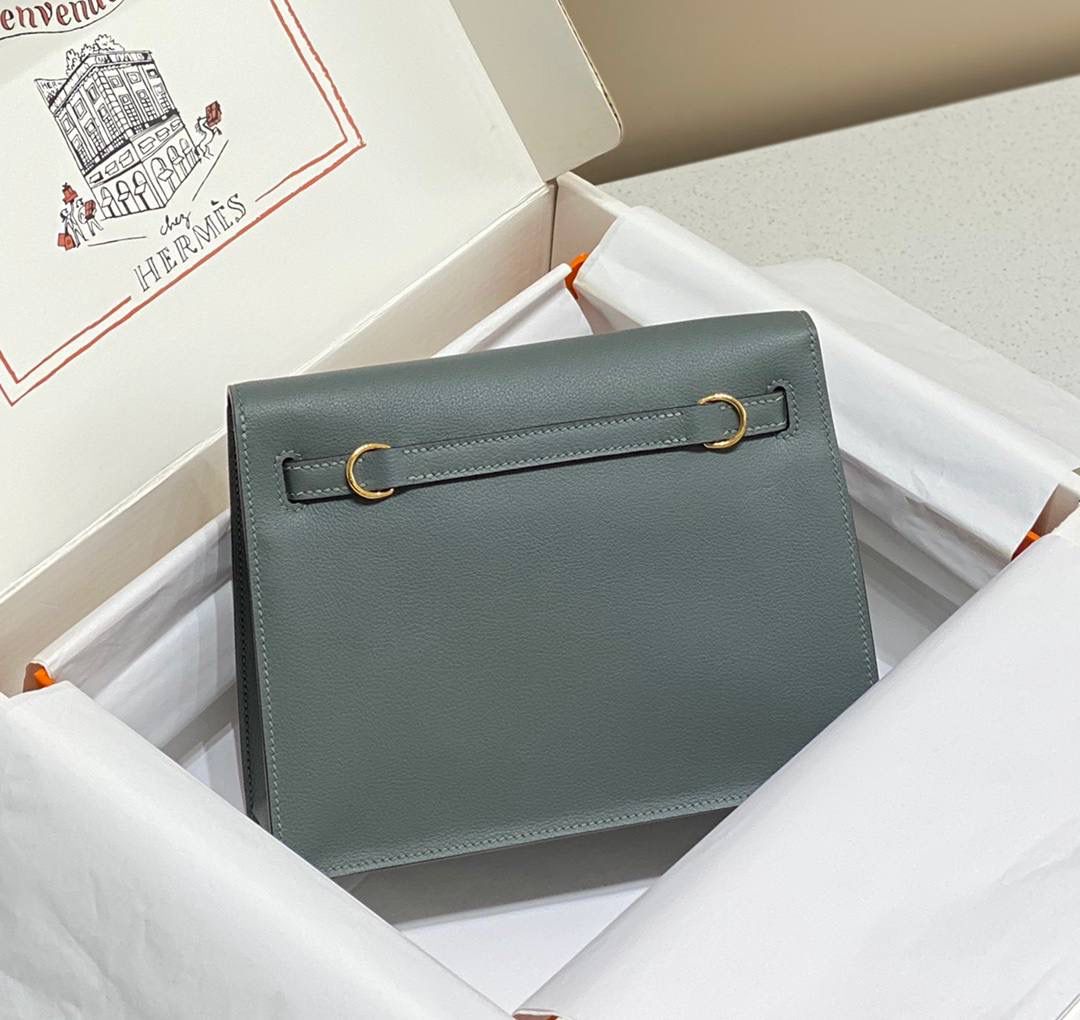 『杏仁绿·金』 ‘’Kᴇʟʟʏ ᴅᴀɴsᴇ • Evercolor 🎀 时尚圈就是一个圆！ 最厉害的就是六种背法： 斜背、侧背、肩背、腰包、背包、手包 集美们一定要安排起来‼️ 22Cm