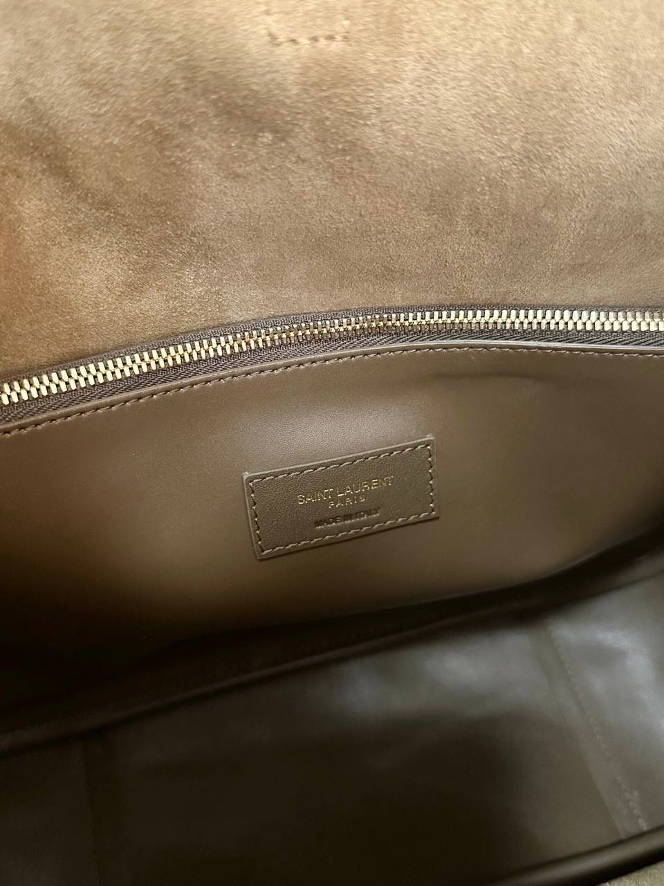 销量王🔥仅剩少量❗️ ys1 hobo bag腋下包大号麂皮麦绿金💴 我和你们说，这只包看着普普通通 但是上身是真的很好看！ 第一次看到他们家有这种慵懒的腋下包 反绒双色牛皮➕胎牛皮内里 又轻容量又大，真的很～～好背 大号真的无敌慵懒和随性 这只包的灵魂在于圆滚滚中又有型 市场很多做得太挺括硬朗，那种货打咩啊❌ ZP开发⚠️全套包装哦～ 31×30×13cm753837m