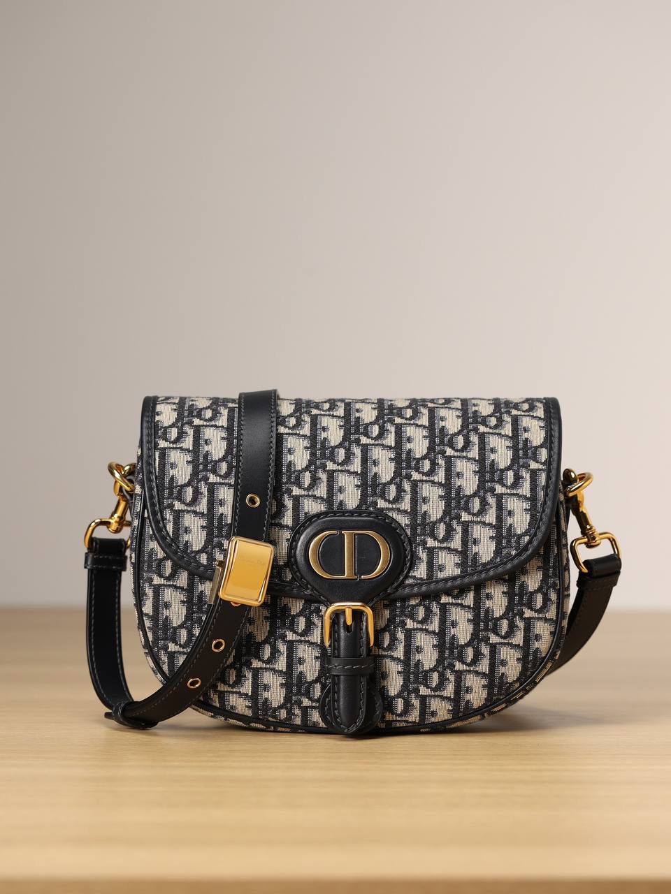 中号 DIOR BOBBY 手袋 蓝色 Oblique 印花🎀 这款 Dior Bobby 手袋为单肩包款式，彰显高雅的轮廓与协调的比例。 采用蓝色提花面料精心制作，饰以 Oblique 印花，复古金色饰面金属配件提升格调。 中号款式，搭配可拆卸、可调节肩带，点缀有军装风格搭扣，可手提、肩背或斜挎。🤟🏻🥰 尺寸：22 x 17 x 6 厘米