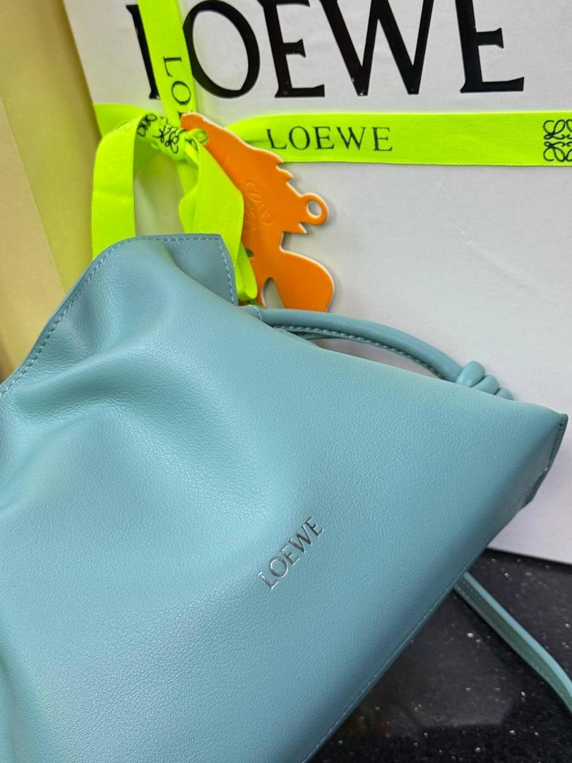 🎈全新升级—迷你烫金款𝙁𝙡𝙖𝙢𝙚𝙣𝙘𝙤出货啦✅ ❤️升级版福袋正面新增品牌烫金𝙇𝙤𝙜𝙤代替压印𝙇𝙤𝙜𝙤，肩带加宽同时增加两侧狗扣五金代替原本皮穿扣肩带，精致又便捷🥰 ❤️独家定制皮料五金，小牛皮皮质手感十分柔软且耐用，肩带🉑拆卸🉑调节，多种背法任你选择，容量超大，日常出行必备😍 ❤️独家品控，完全对版细节，全套礼盒🎁包装给你满满的仪式感🥰 迷你尺寸：𝟐𝟑 𝟗-𝟏𝟖-𝟗𝐜𝐦 款号：052030 水蓝色【配全套礼盒】