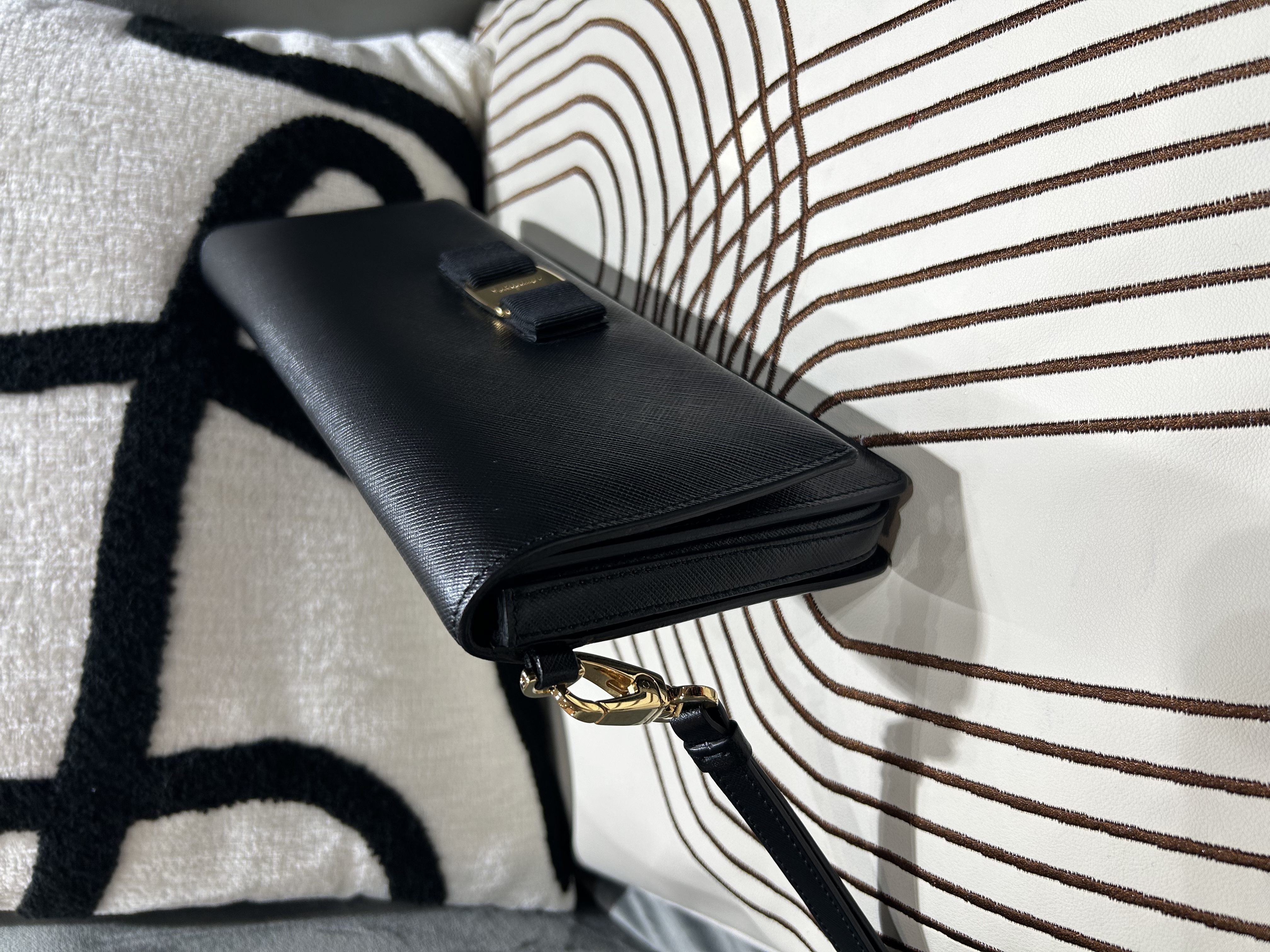 SALVATORE FERRAGAMO Miss Vara Clutch 黑色十字壓紋皮革Black Saffiano Leather 100%Authentic, 98%New ✅Dust bag