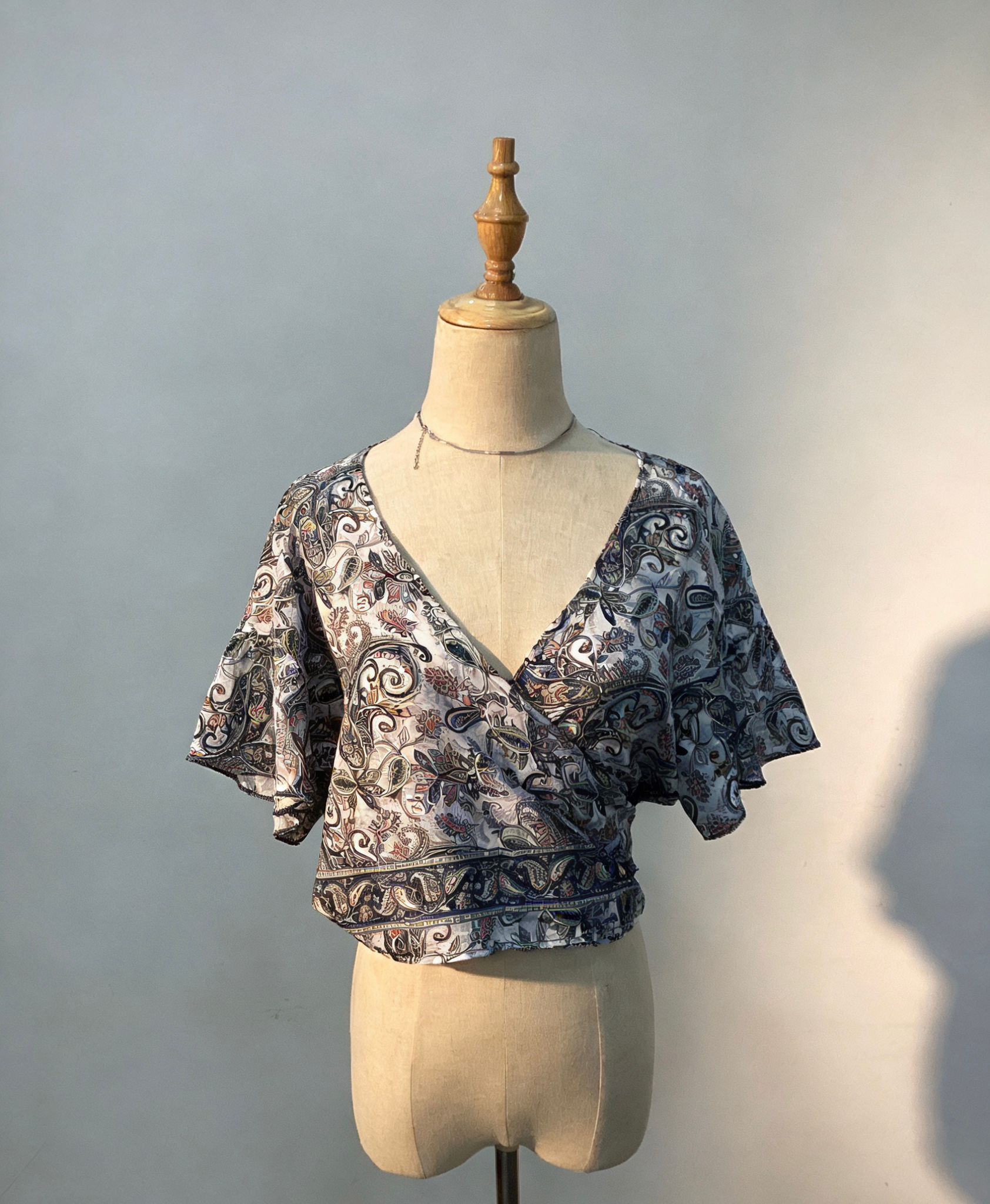 復古印花交叉V領上衣