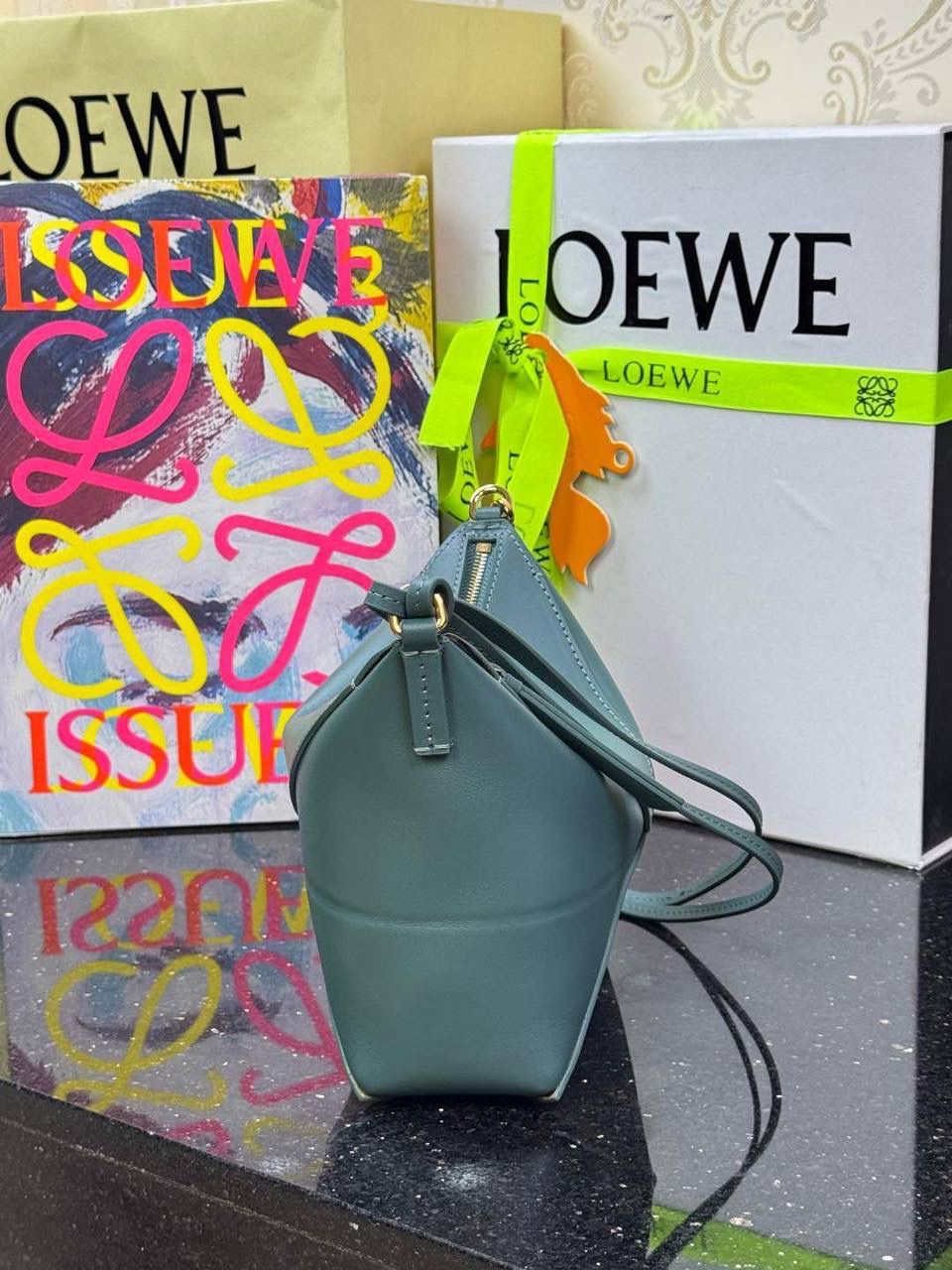 ♥️𝙋𝙪𝙯𝙯𝙡𝙚 𝙁𝙤𝒍𝒆 ——【香根草绿】 尺寸：𝟐𝟑-𝟔.𝟓-𝟏𝟓.𝟓𝐜𝐦 编码：522404 🎈经典几何为造型，以及柔软细腻的Napa牛皮，升级为可完全折叠的手拿包。 🎈自带一根🉑拆卸🉑调节的肩带，一包多背，多样化风格，秀场大放异彩😃日常实用性强👌 🎈配全套专柜礼盒🎁，给你满满的仪式感👀