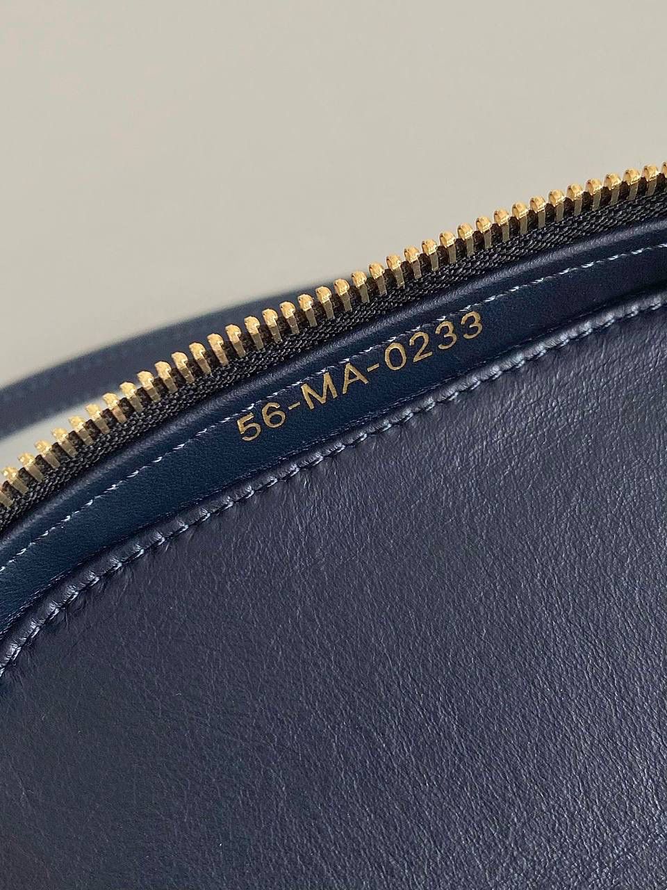 🈶老花蓝小号 𝗗𝗜𝗢𝗥 𝗦𝗶𝗴𝗻𝗮𝘁𝘂𝗿𝗲 𝗩𝗮𝗻𝗶𝘁𝘆 化妆盒 全新系列一出直接萌翻天，很难不火 通常在金属包扣或链条装饰的CD字母 这次当了回主角，直接放大像极了猪鼻子 压印浮雕质感和字母的立体弧度，好高级 成了包身上一眼就能看到的重点元素 手提手柄系个小丝巾，简直不要太可爱 拆卸可调节肩带日常随意搭配出街 小巧不臃肿，都去冲 16×11×9.5cm，#8101m