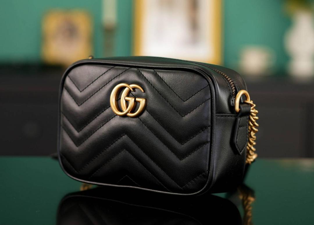 👜🔥Marmont系列绗缝迷你相机包 黑色 18cm （原厂皮 全铜五金） 正品售价¥12.000 独家原厂皮发售 限量级别 柔软牛皮+复古做旧五金 黑金搭配超气质 经典百搭不挑人 自重很轻 链条搭配皮革的肩带不怕溜肩 毫不夸张说 绝对是日常用出场率最高的包 官方款号 448065 尺寸迷你：18x12x6cm 小号：24x13x7cm