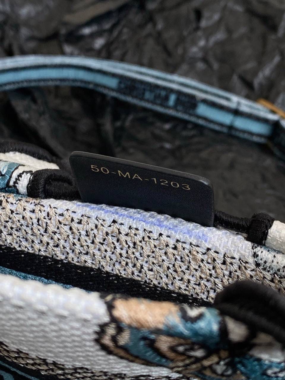 🈶蓝色蝴蝶迷你 𝗖𝗗 𝗕𝗼𝗼𝗸 𝗧𝗼𝘁𝗲 24圣诞限定🎄 圣诞季这一波𝗗𝗜𝗢𝗥真的稳赢 浪漫的蝴蝶刺绣 象征着自由和转变 高级的配色 精致的造型与细节设计，无不透露出一种温柔而魔法般的美感🎀❤️‍🔥 呜呜真的太好看了，姐妹们必冲！ 21.5×13×7.5cm