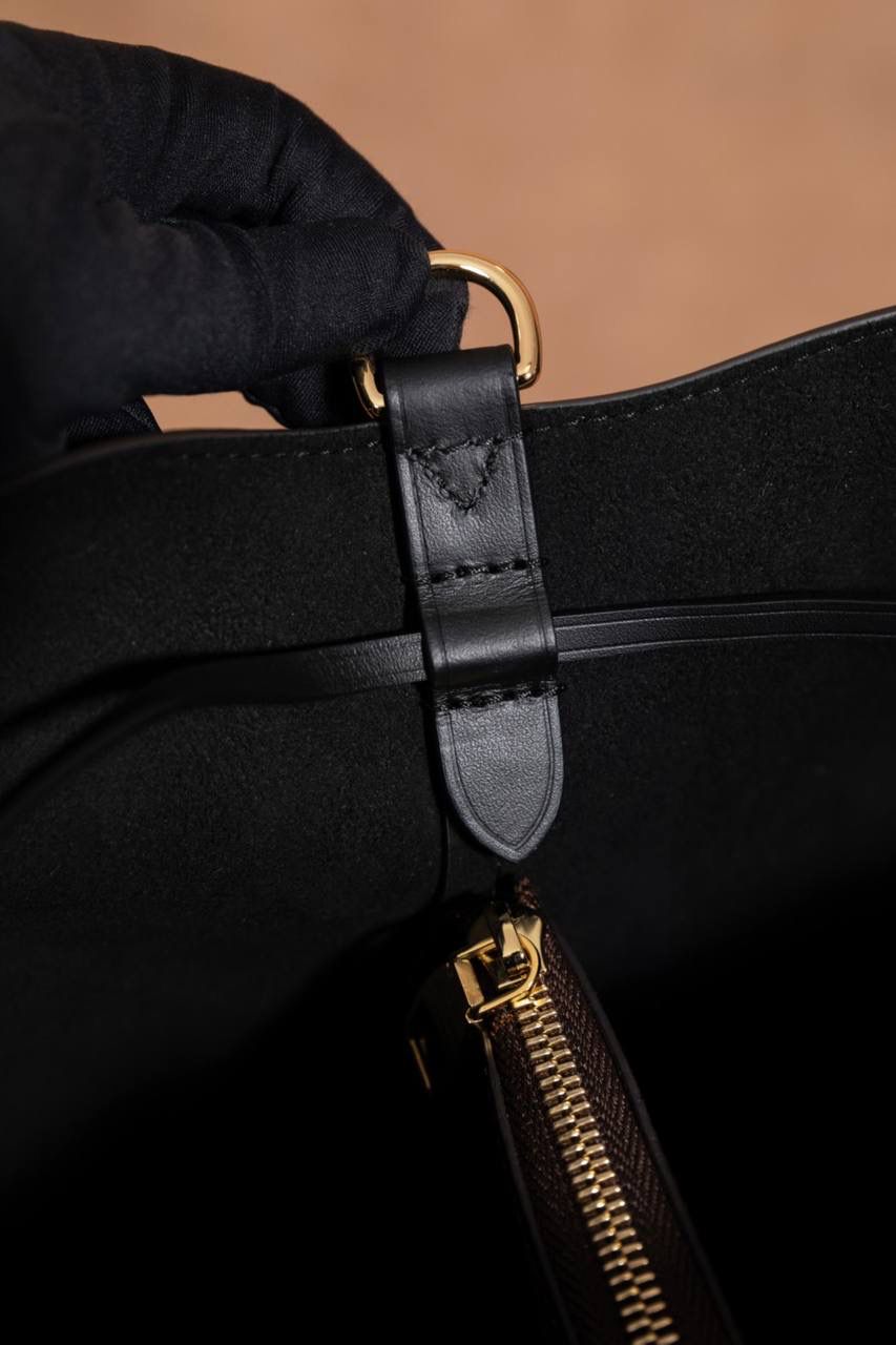 LV NÉONOÉ 水桶包 👜✨细节实拍🎀 水桶包原型来自 1932 年的香槟袋， 经典又耐看，不分年纪，背起来都很有感觉。 又能装、又好搭，休闲穿、正式穿都 OK， 属于那种越背越喜欢、怎么都不会过时的款 💖