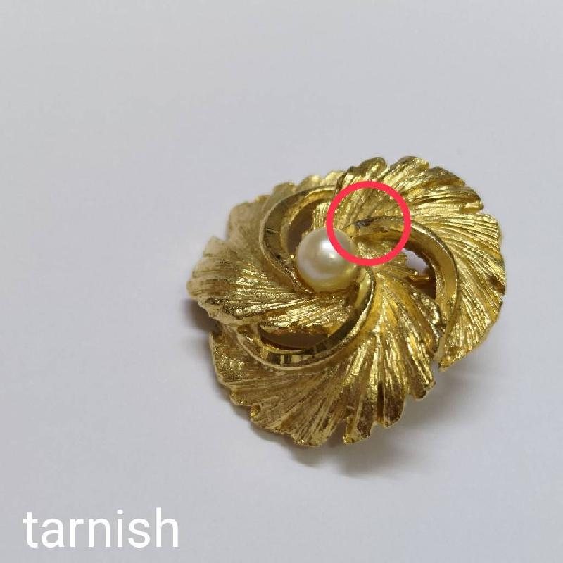 American Brand BSK C.a. 1960s Golden Swivel Floral Faux Pearl Clip Earrings (MT800)