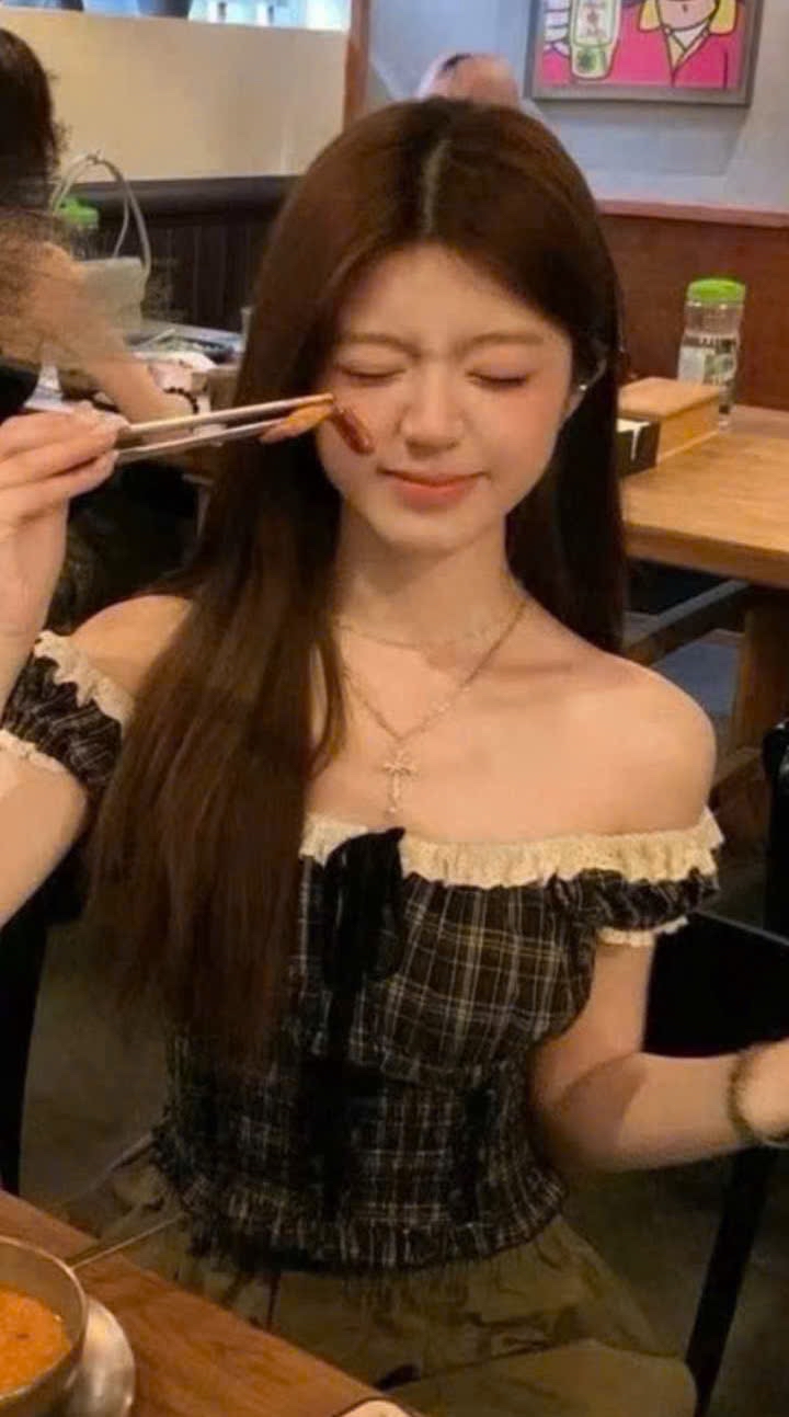 格子露肩荷葉上衣